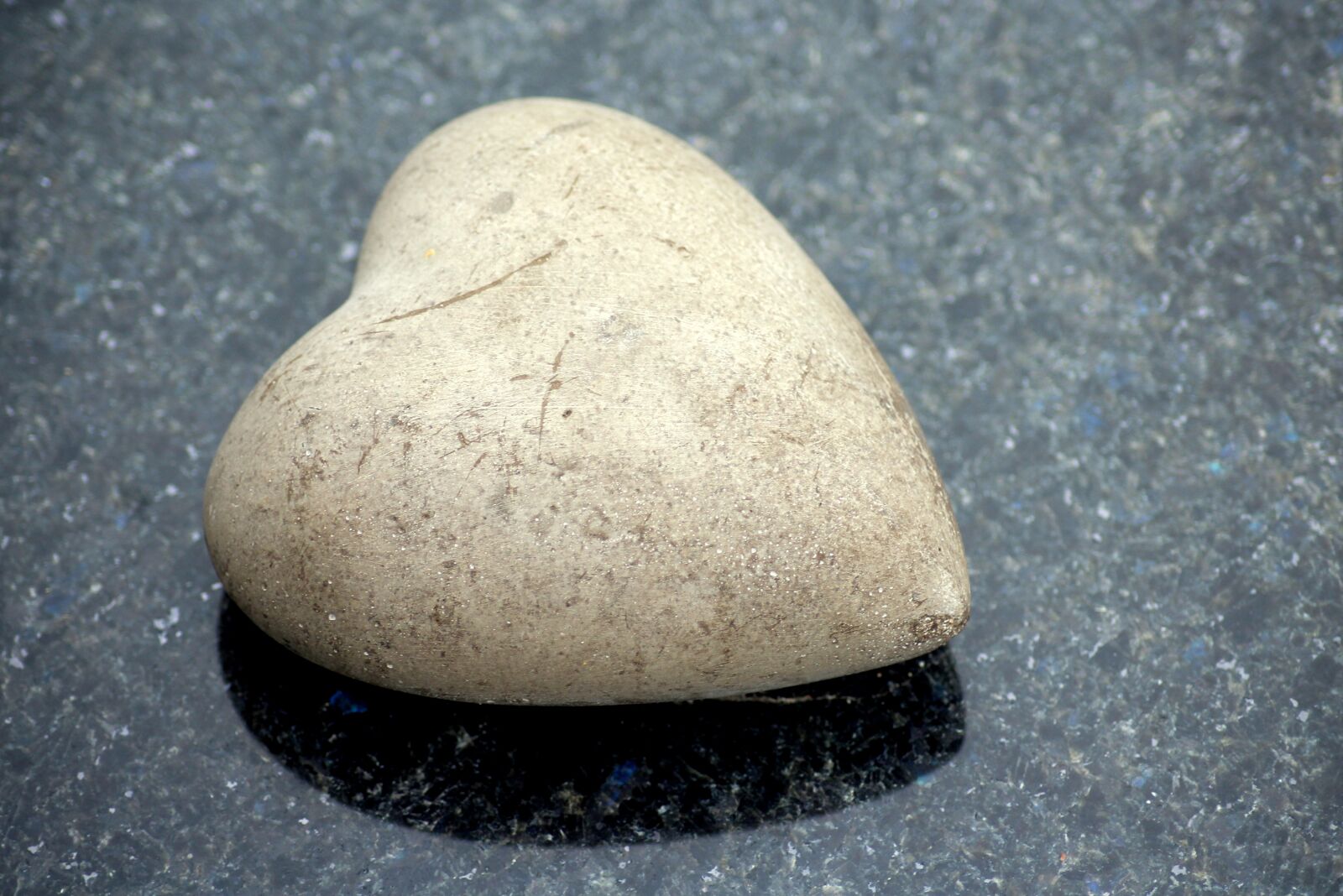 Canon EOS 1200D (EOS Rebel T5 / EOS Kiss X70 / EOS Hi) sample photo. Heart, stone, stone heart photography