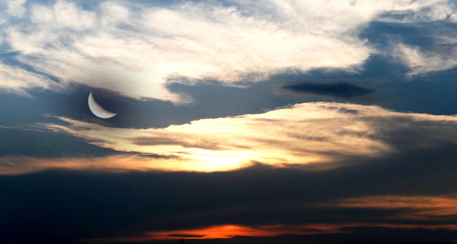 Panasonic Lumix DMC-LX10 (Lumix DMC-LX15) sample photo. Clouds, evening sky, sky photography