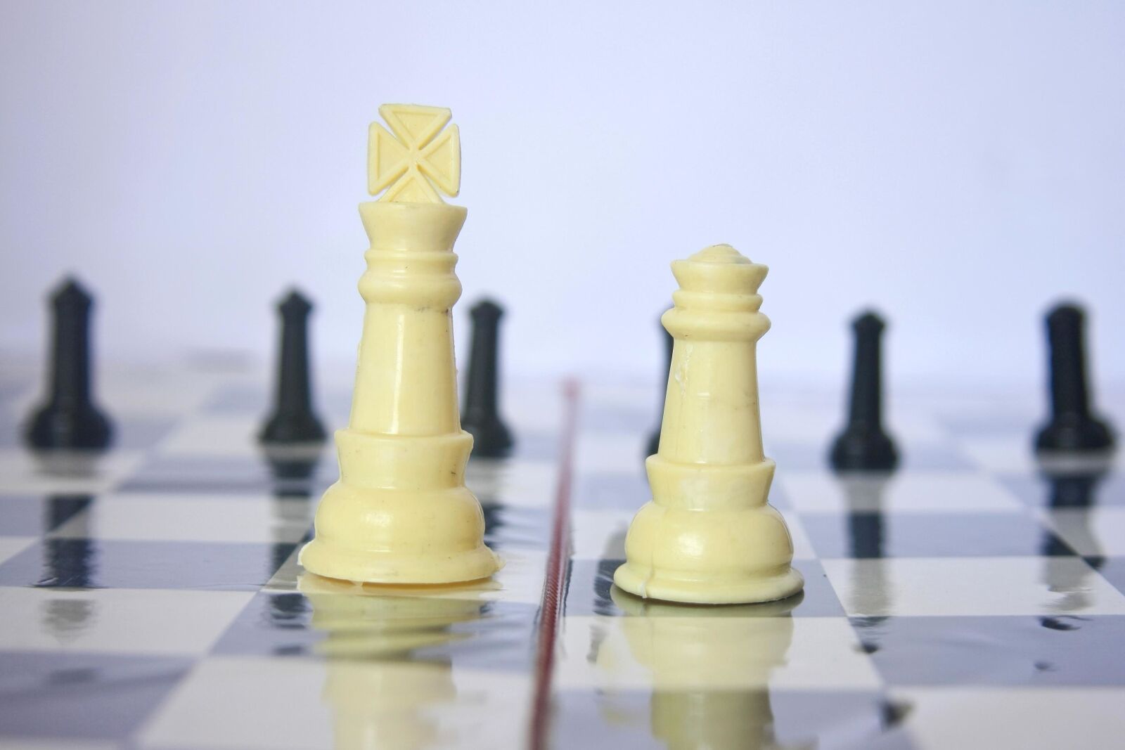 Canon EOS 1000D (EOS Digital Rebel XS / EOS Kiss F) sample photo. Chess, toys, chessboard, success photography