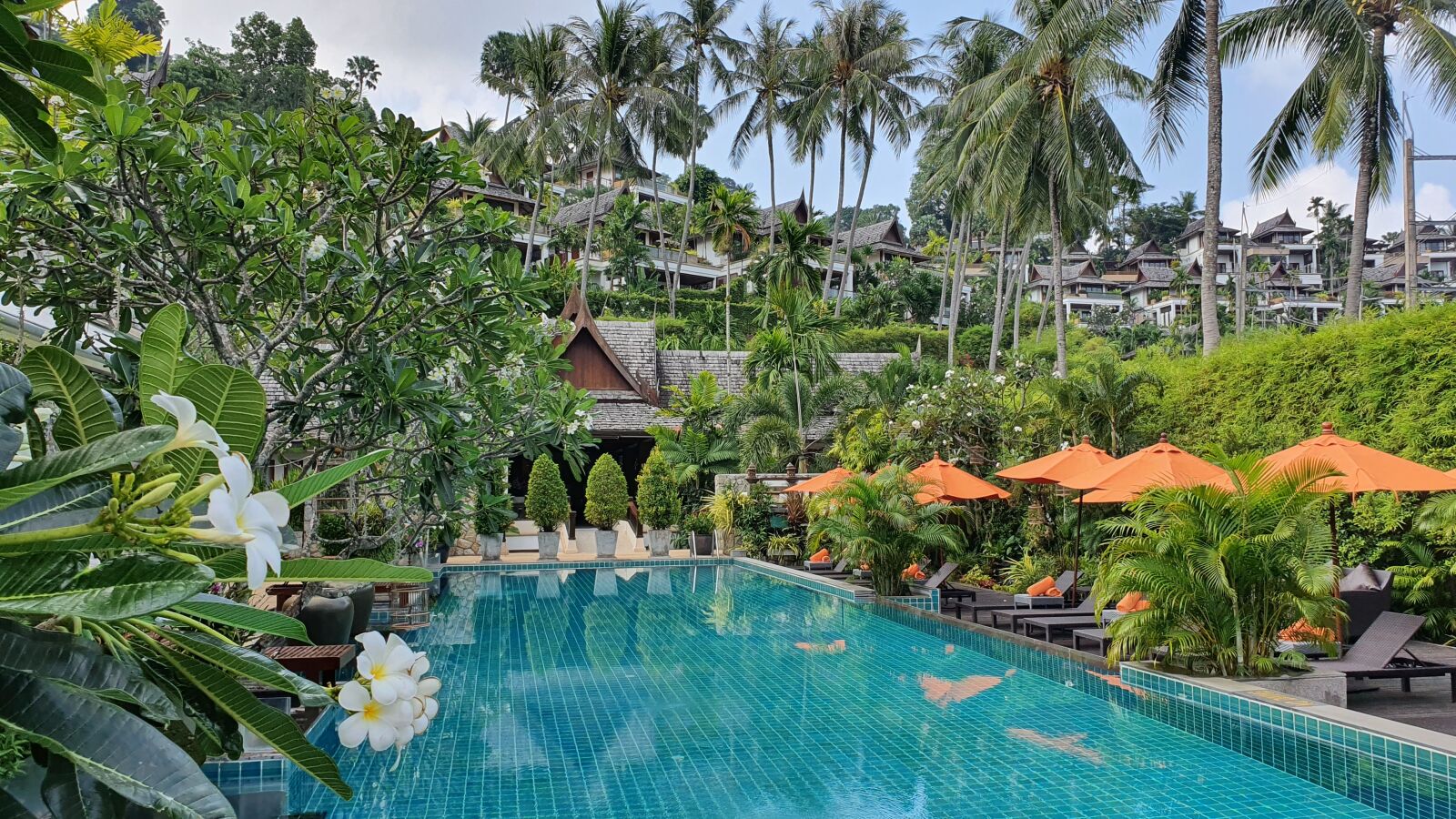 Samsung Galaxy S10 sample photo. Hotel, pool, vacation photography
