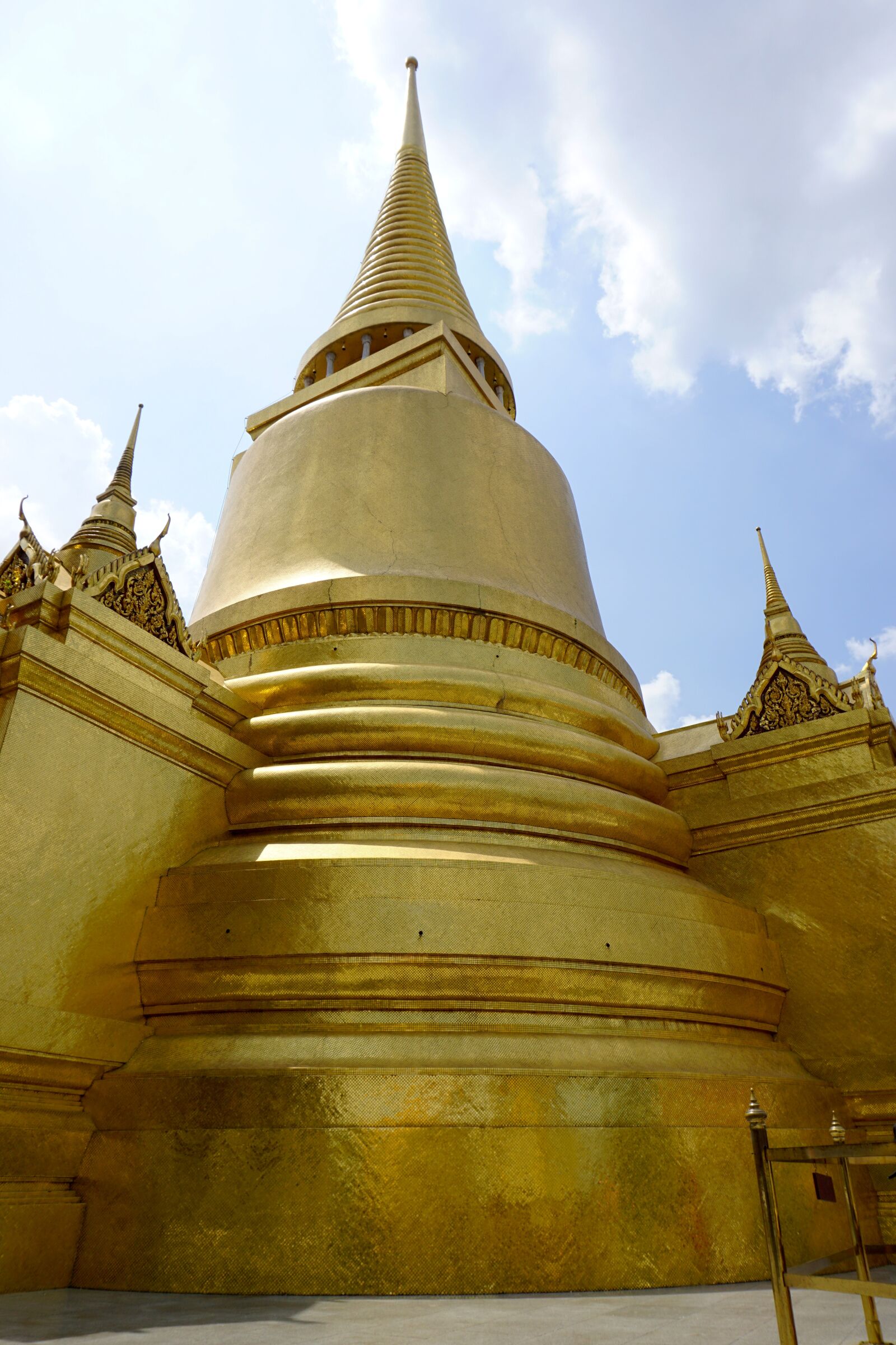Sony a6000 sample photo. Chedi, stupa, gold photography