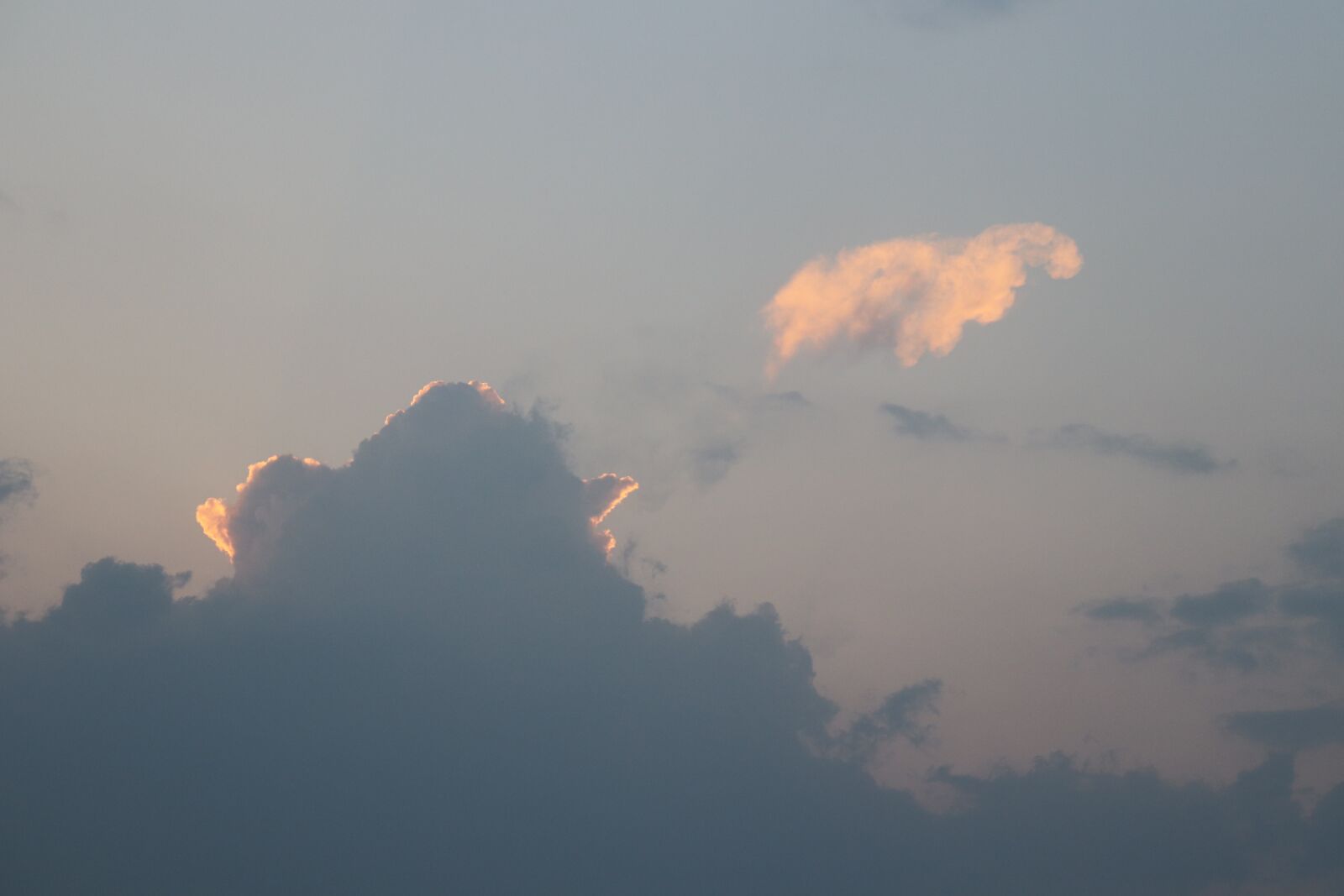 Canon EOS 200D (EOS Rebel SL2 / EOS Kiss X9) sample photo. Clouds, sky, blue photography