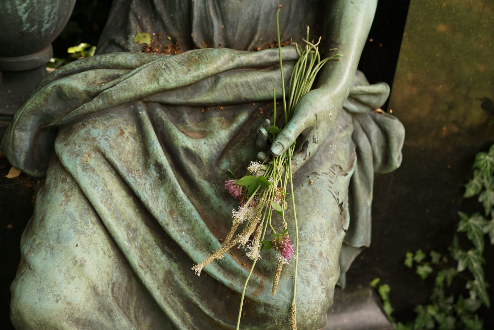 Sony ILCA-77M2 + Sony DT 16-50mm F2.8 SSM sample photo. Statue, hand, flowers photography