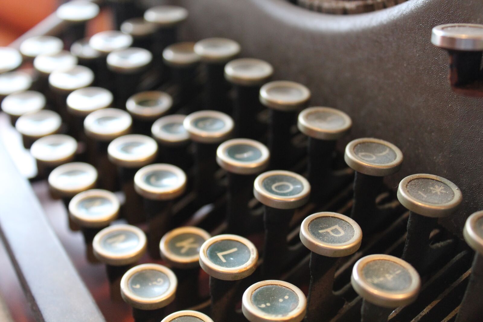 Canon EOS 1200D (EOS Rebel T5 / EOS Kiss X70 / EOS Hi) sample photo. Antique, dusty, key, keyboard photography