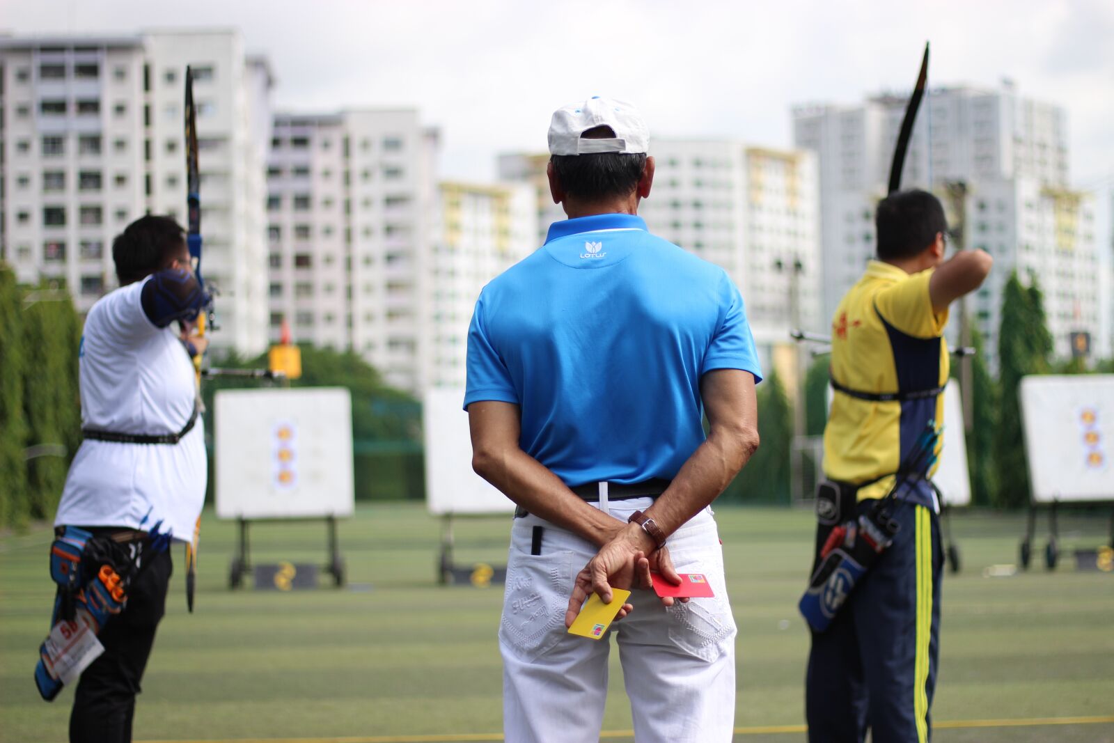 Canon EOS 600D (Rebel EOS T3i / EOS Kiss X5) + Canon EF 50mm F1.8 STM sample photo. Archery, arbitration, red card photography