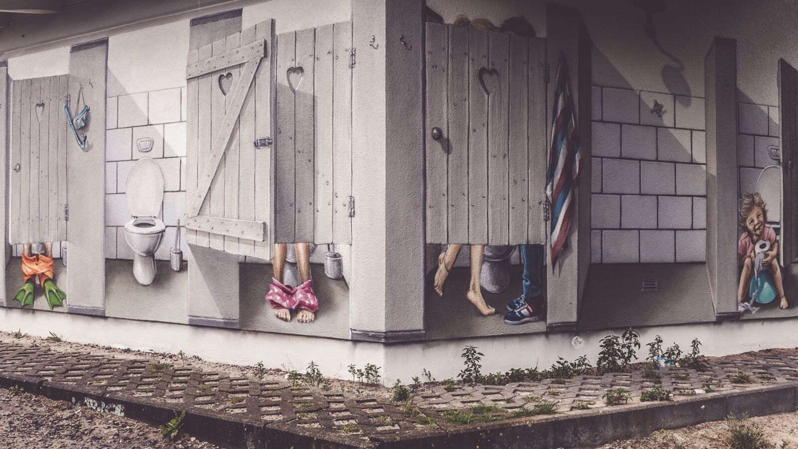 Nikon D700 sample photo. Graffiti, toilet, baltic sea photography