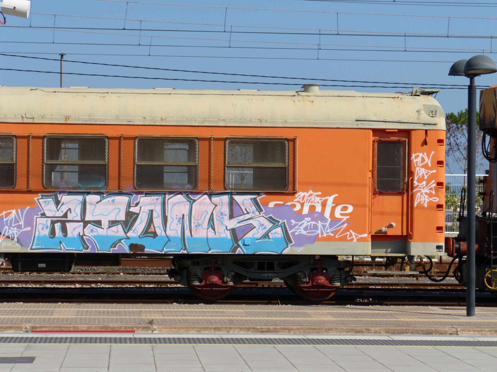 Panasonic DMC-FZ62 sample photo. Train, wagon, graffiti photography