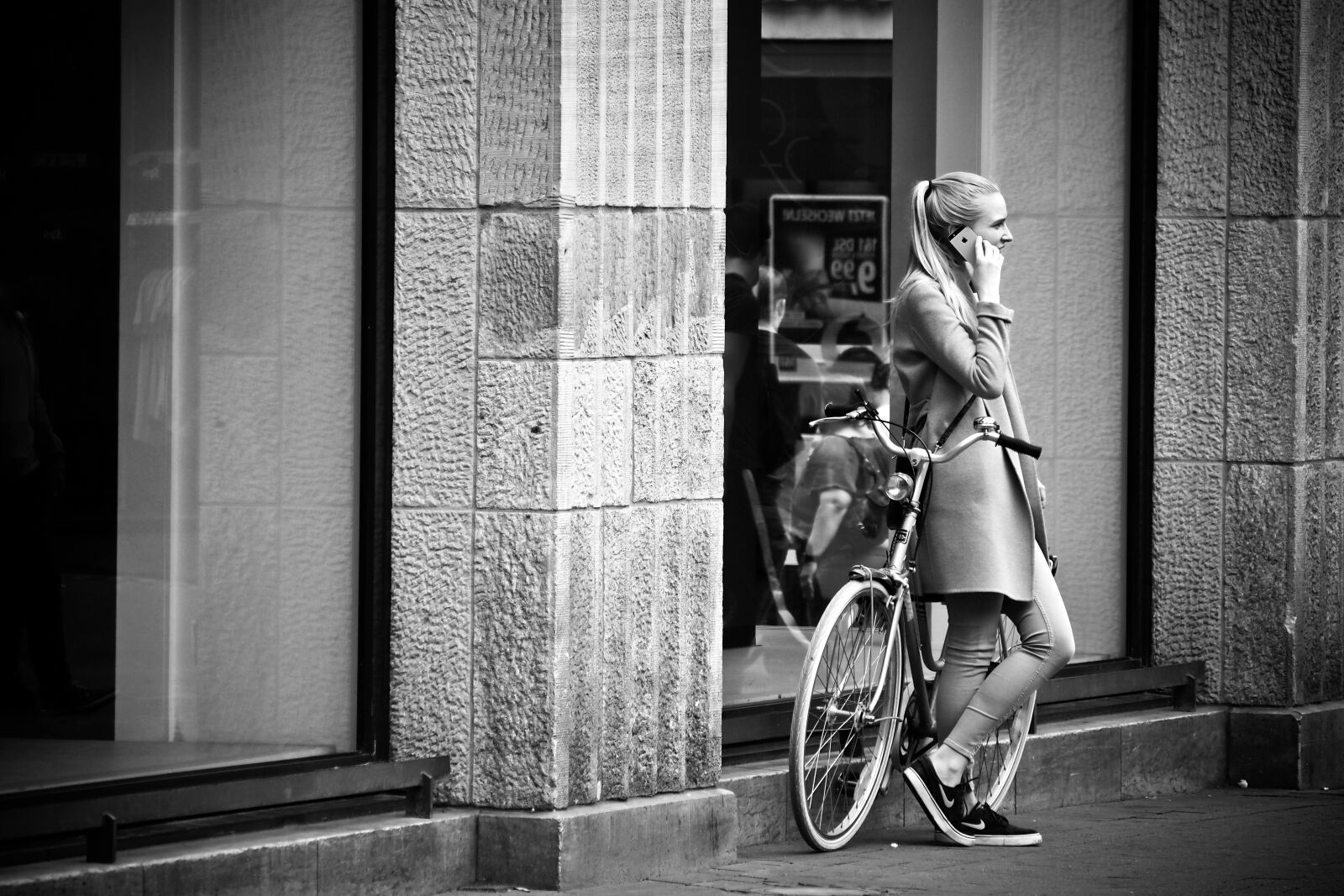 Olympus OM-D E-M10 sample photo. Street photography, woman, urban photography