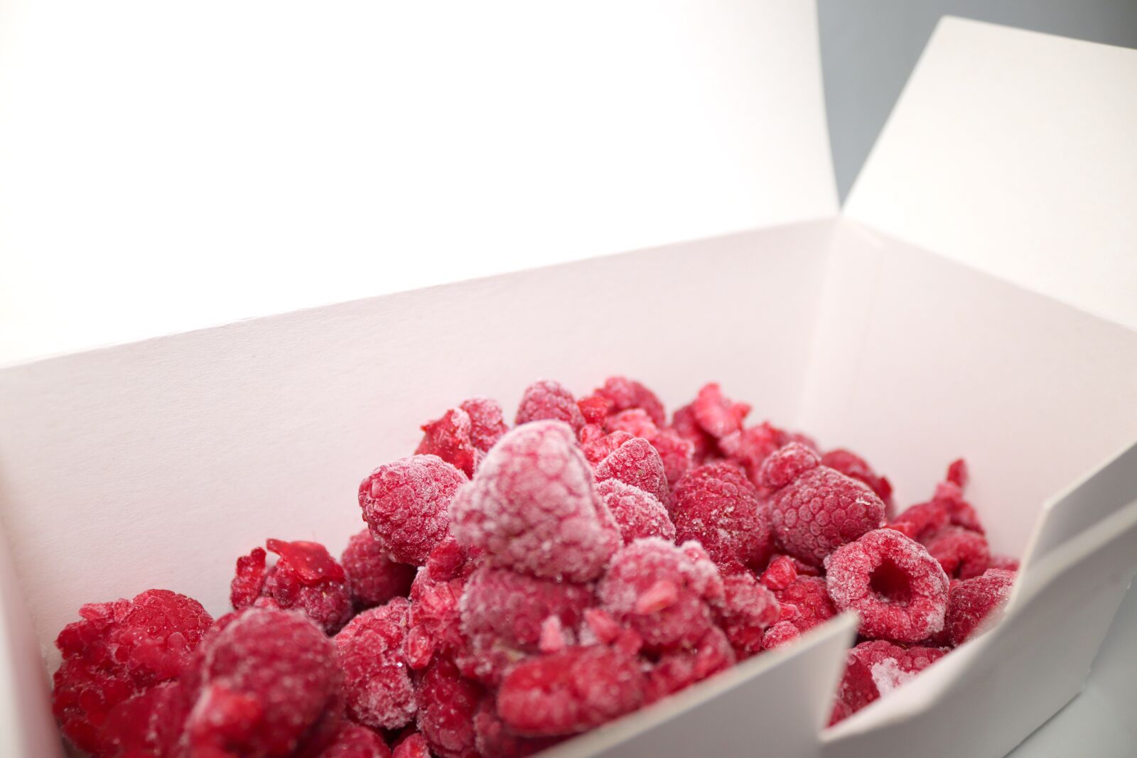 Canon EOS 250D (EOS Rebel SL3 / EOS Kiss X10 / EOS 200D II) sample photo. Raspberries, box, frozen photography
