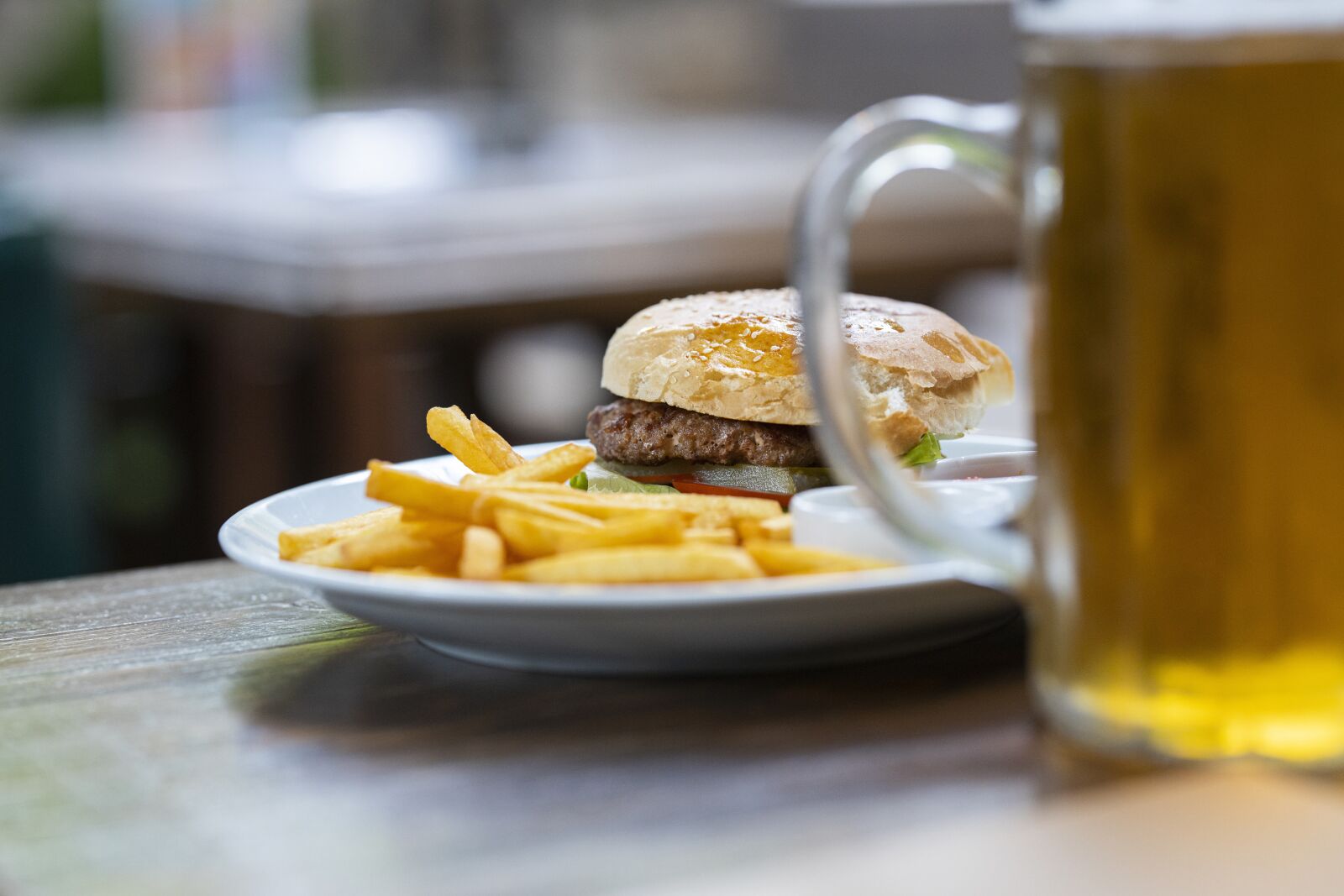 Canon RF 85mm F1.2L USM sample photo. Burger, beer, potato photography