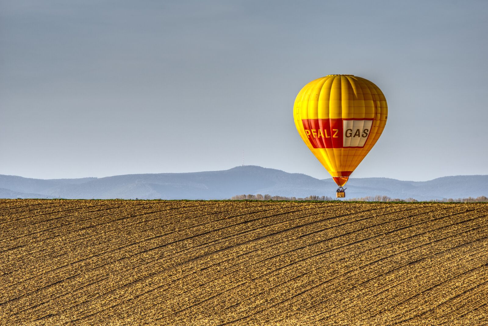 Sony E 55-210mm F4.5-6.3 OSS sample photo. Balloon, hot air balloon photography