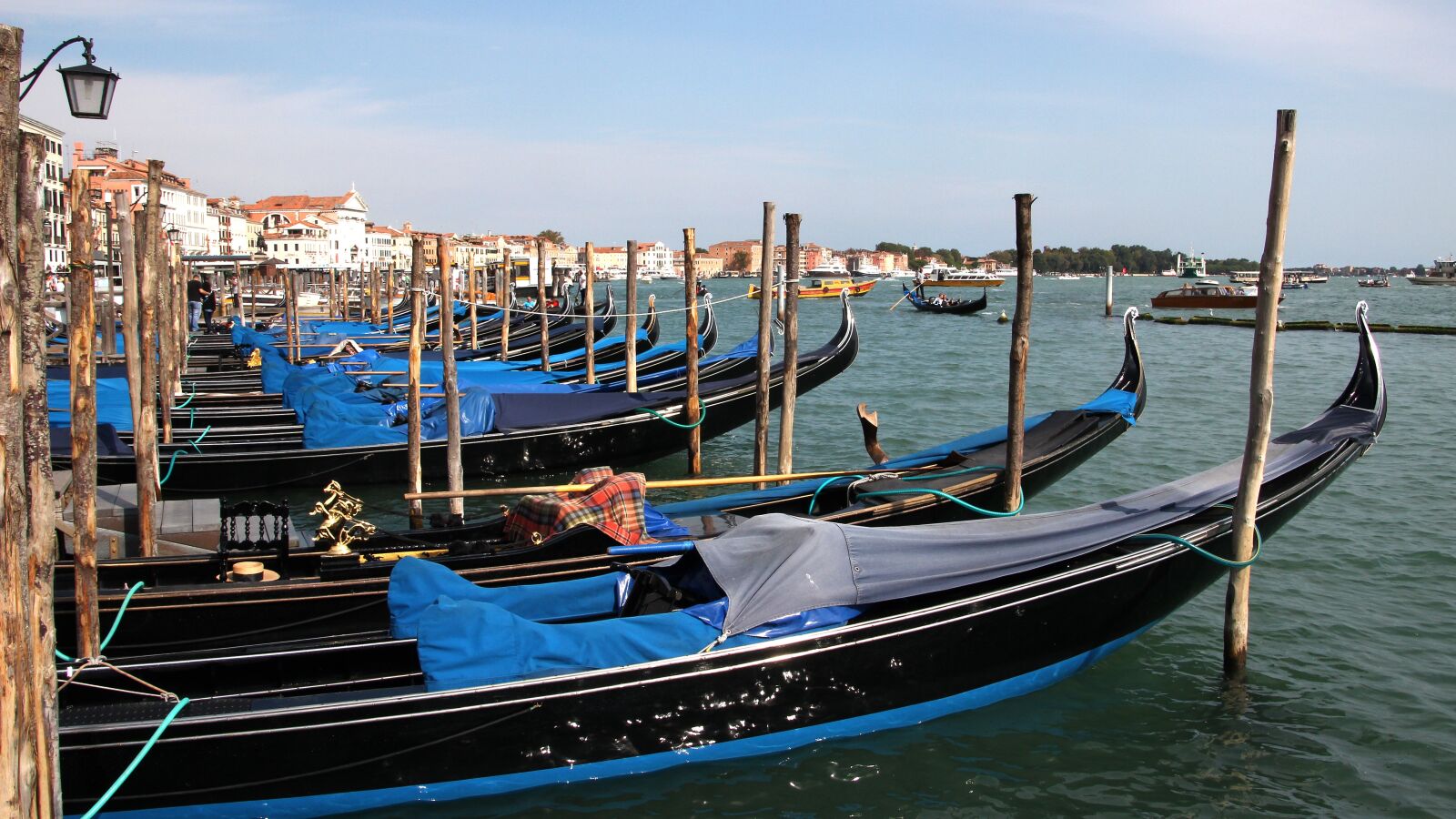 Canon EOS 600D (Rebel EOS T3i / EOS Kiss X5) sample photo. Gondolas, venice, waters photography