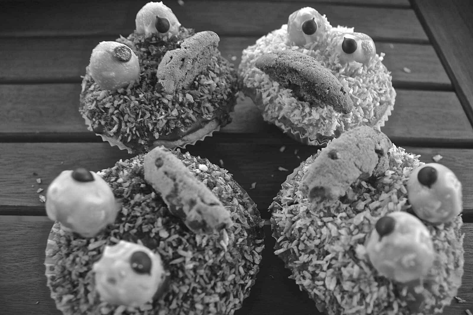 Canon EOS 300D (EOS Digital Rebel / EOS Kiss Digital) sample photo. Muffins, pgdboss, black white photography