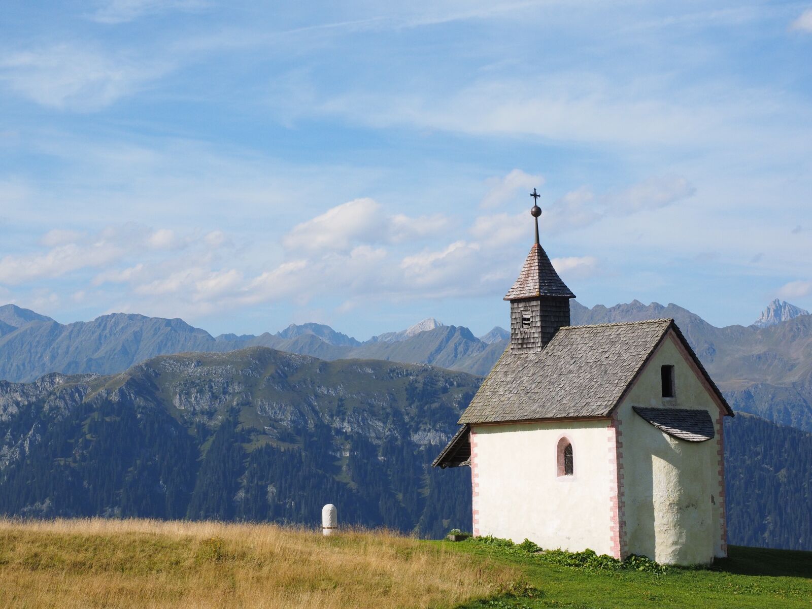 Olympus OM-D E-M1 + Olympus M.Zuiko Digital ED 12-40mm F2.8 Pro sample photo. Chapel, church, jaufenpass photography