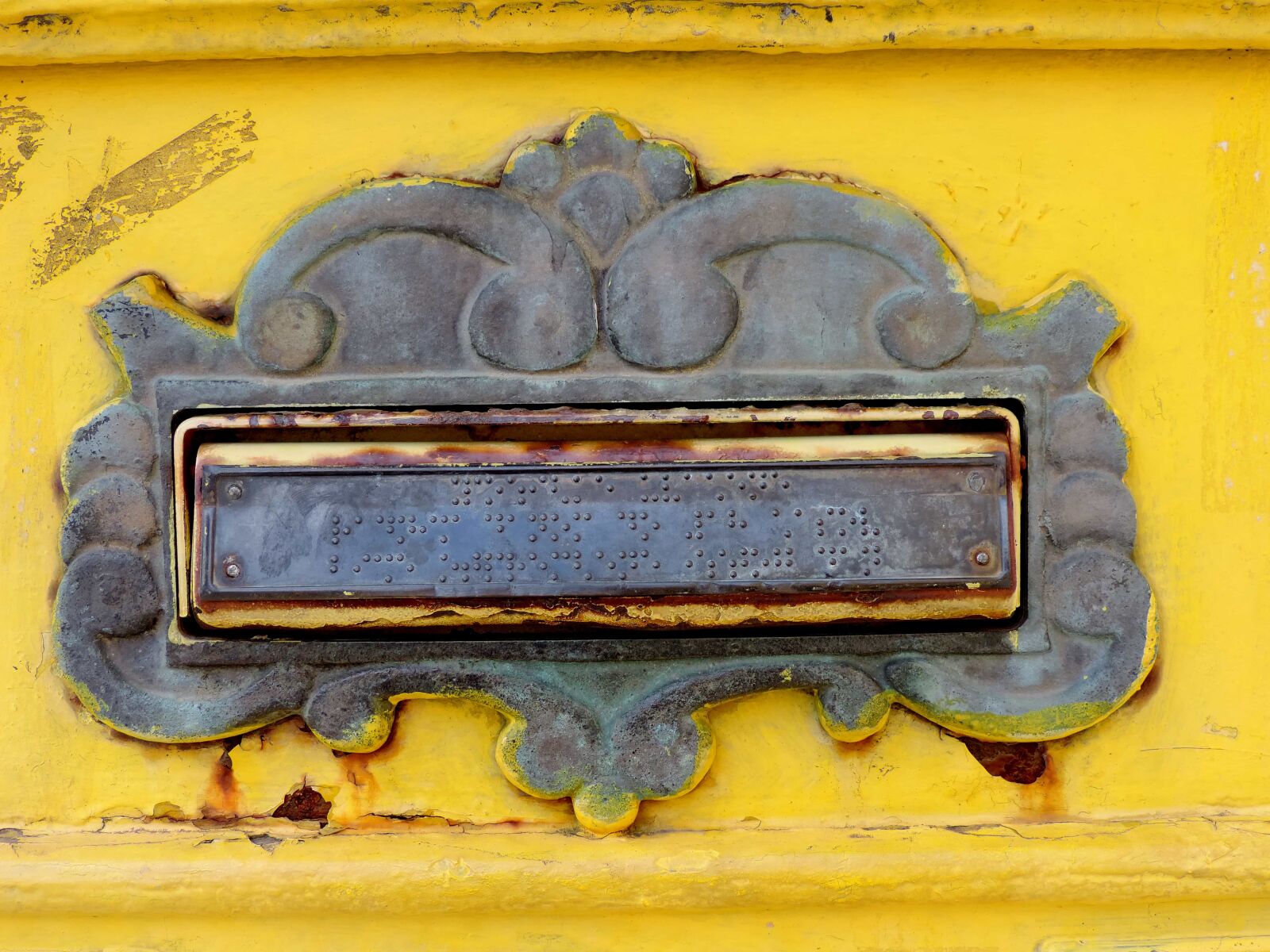 Nikon Coolpix P520 sample photo. Baroque, cast iron, mailbox photography