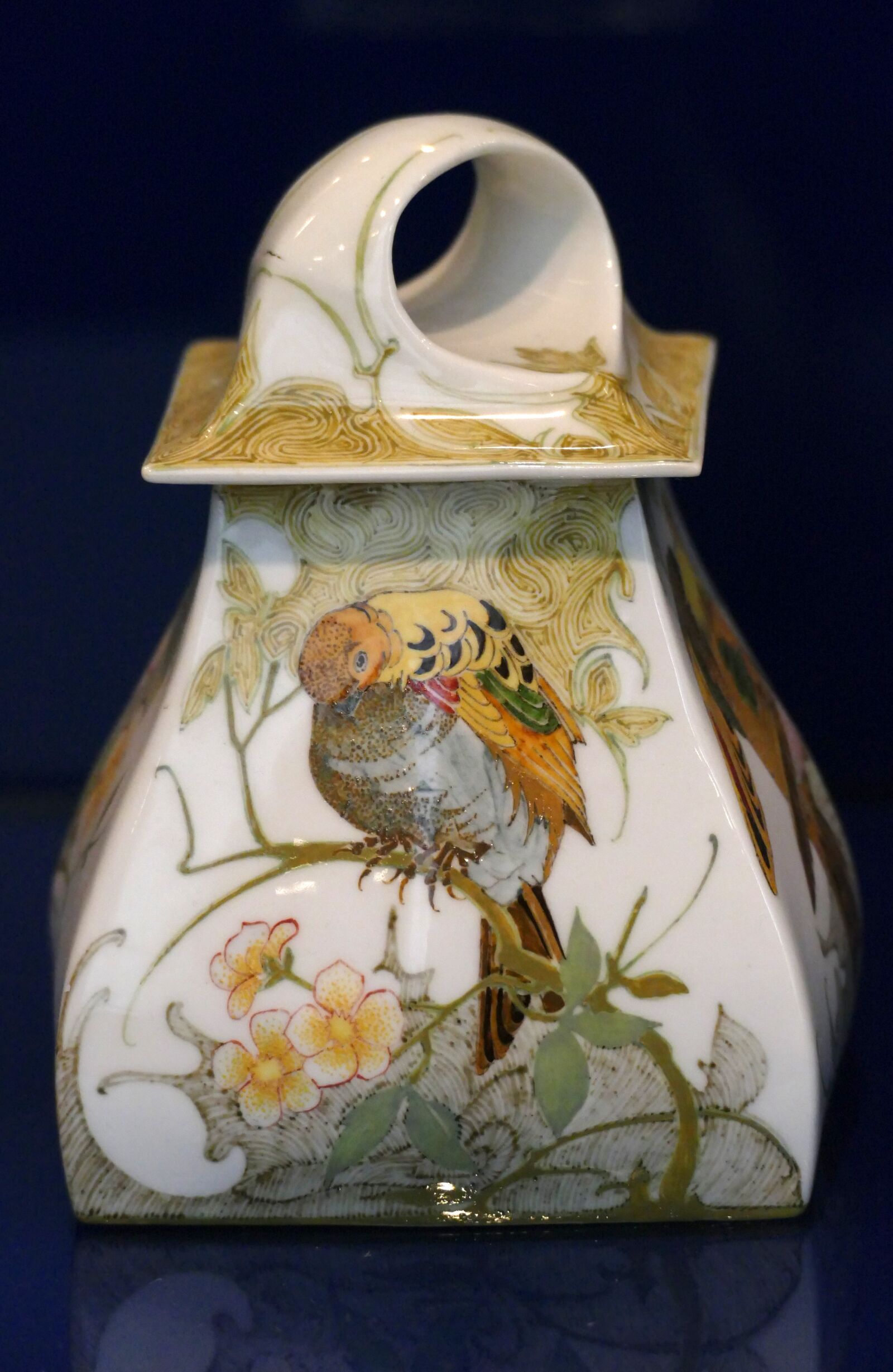 Panasonic Lumix DMC-FZ1000 sample photo. Ceramics, pot, bird photography