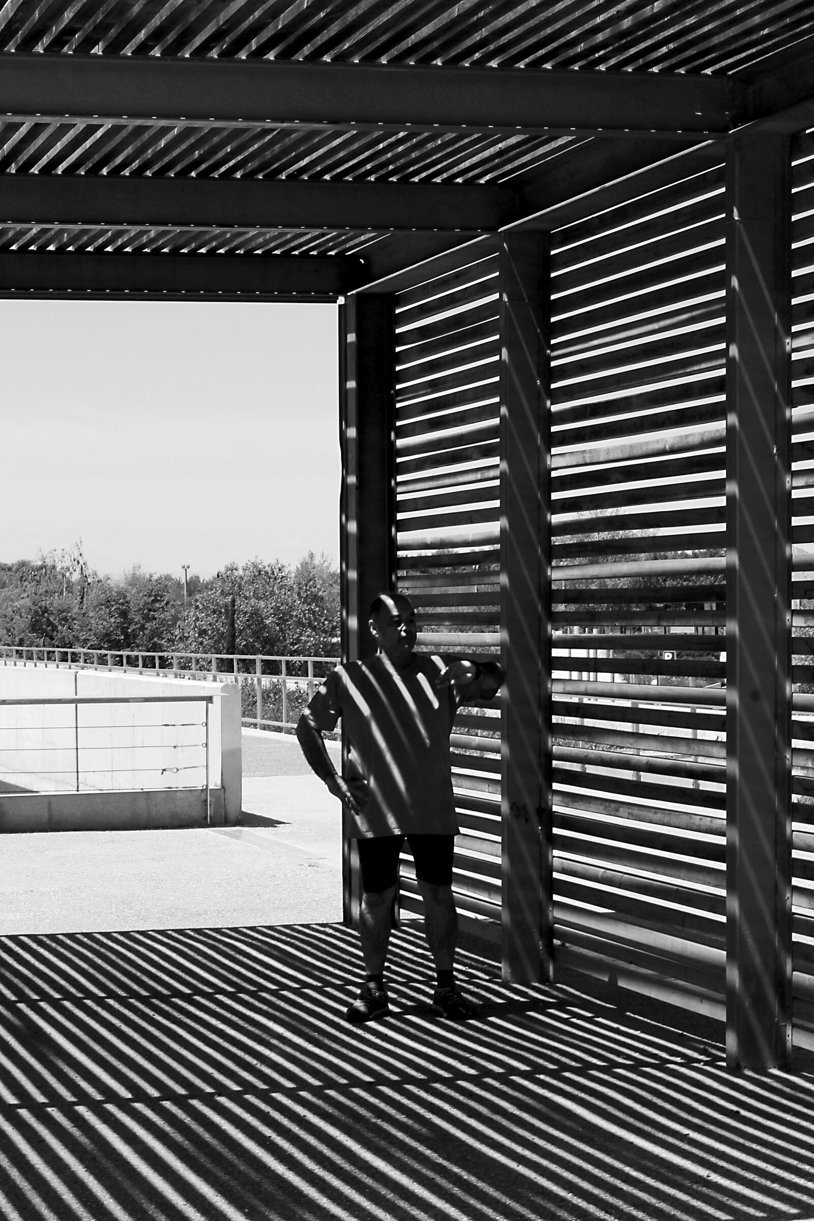 Canon EOS 60D + Canon EF 50mm F1.8 STM sample photo. Man, shadows, city photography