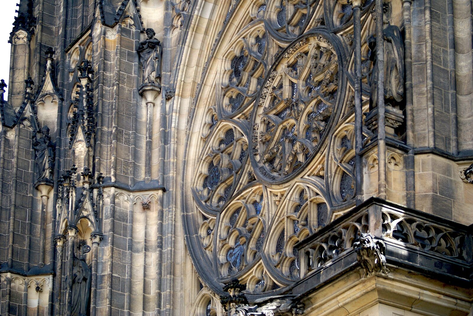 Sony Alpha DSLR-A100 sample photo. The cathedral, sculptures, monument photography