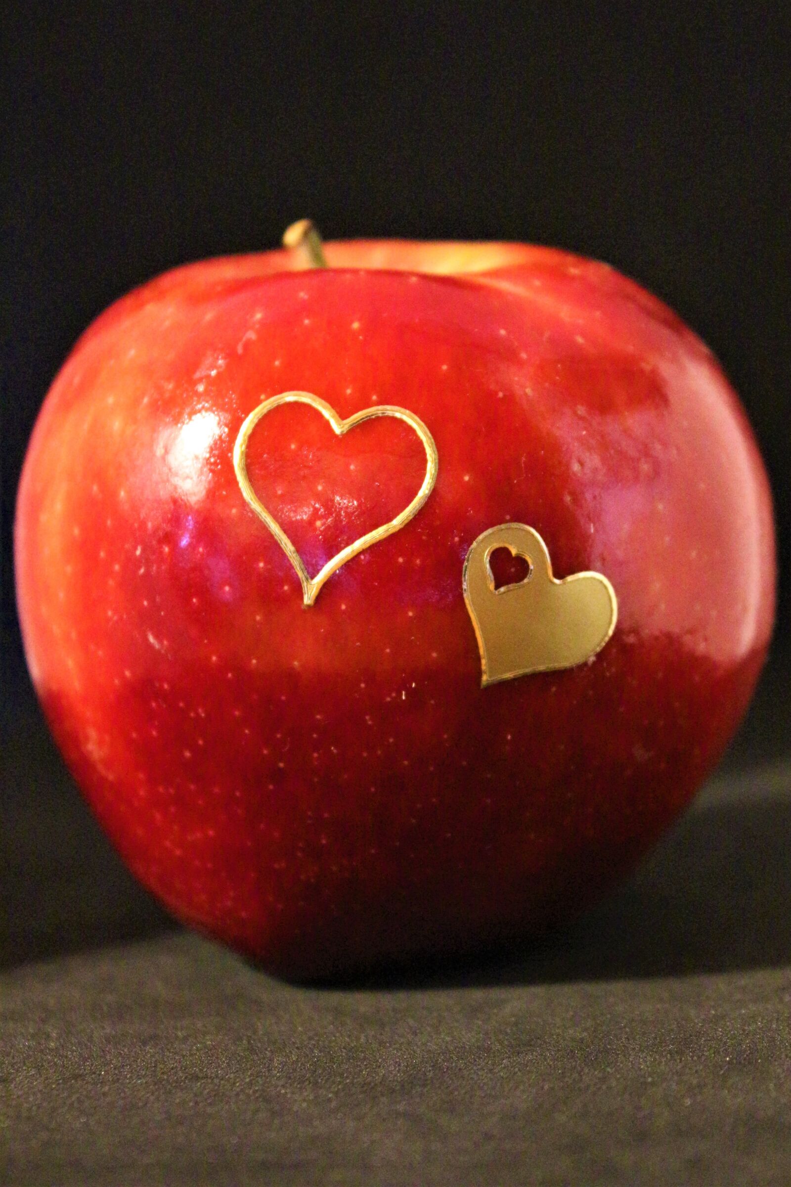 Canon EF-S 18-55mm F3.5-5.6 IS sample photo. Apple, heart, fruit photography
