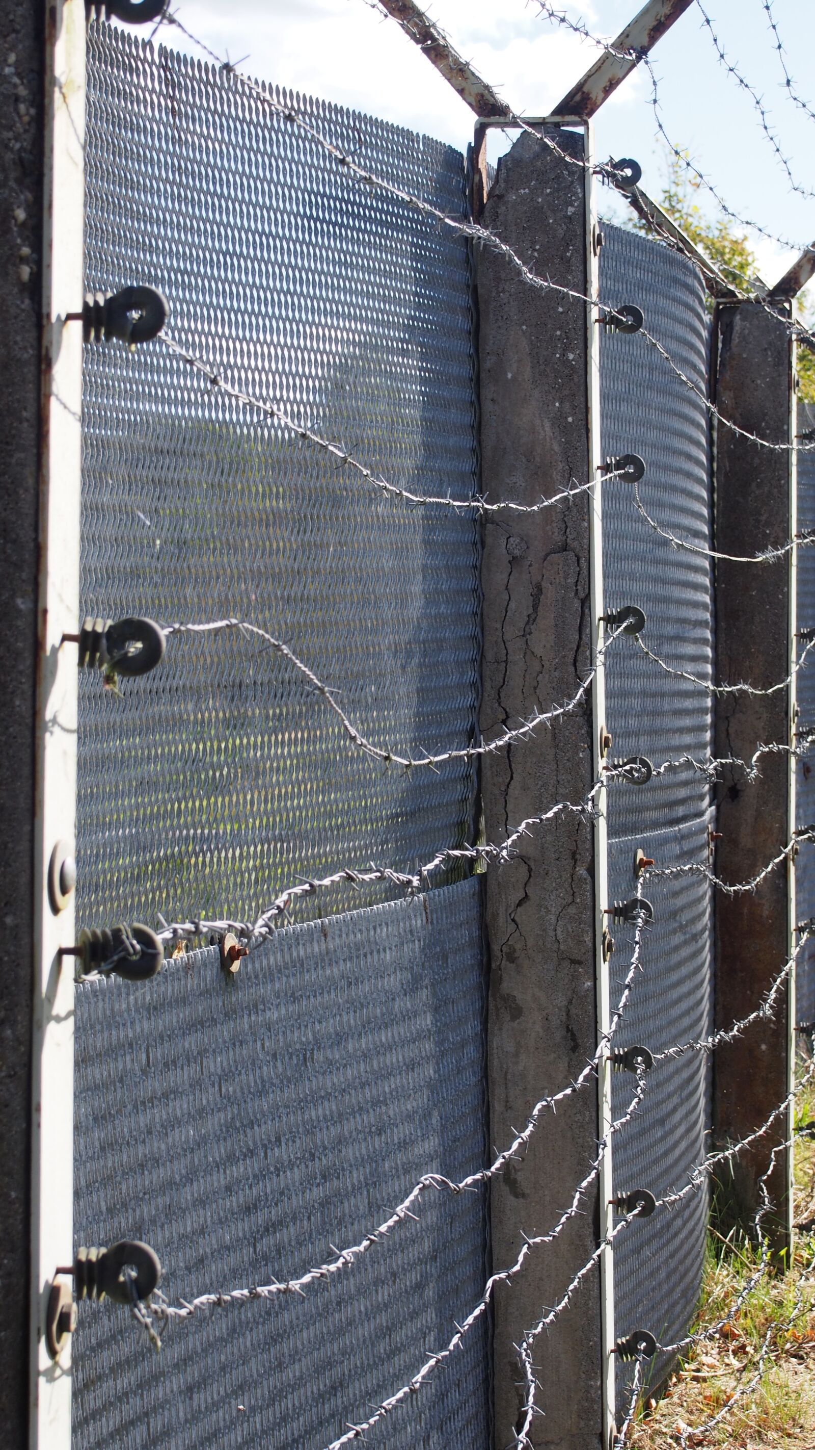Olympus PEN E-PL6 sample photo. Cross fence, ddr, barbed photography