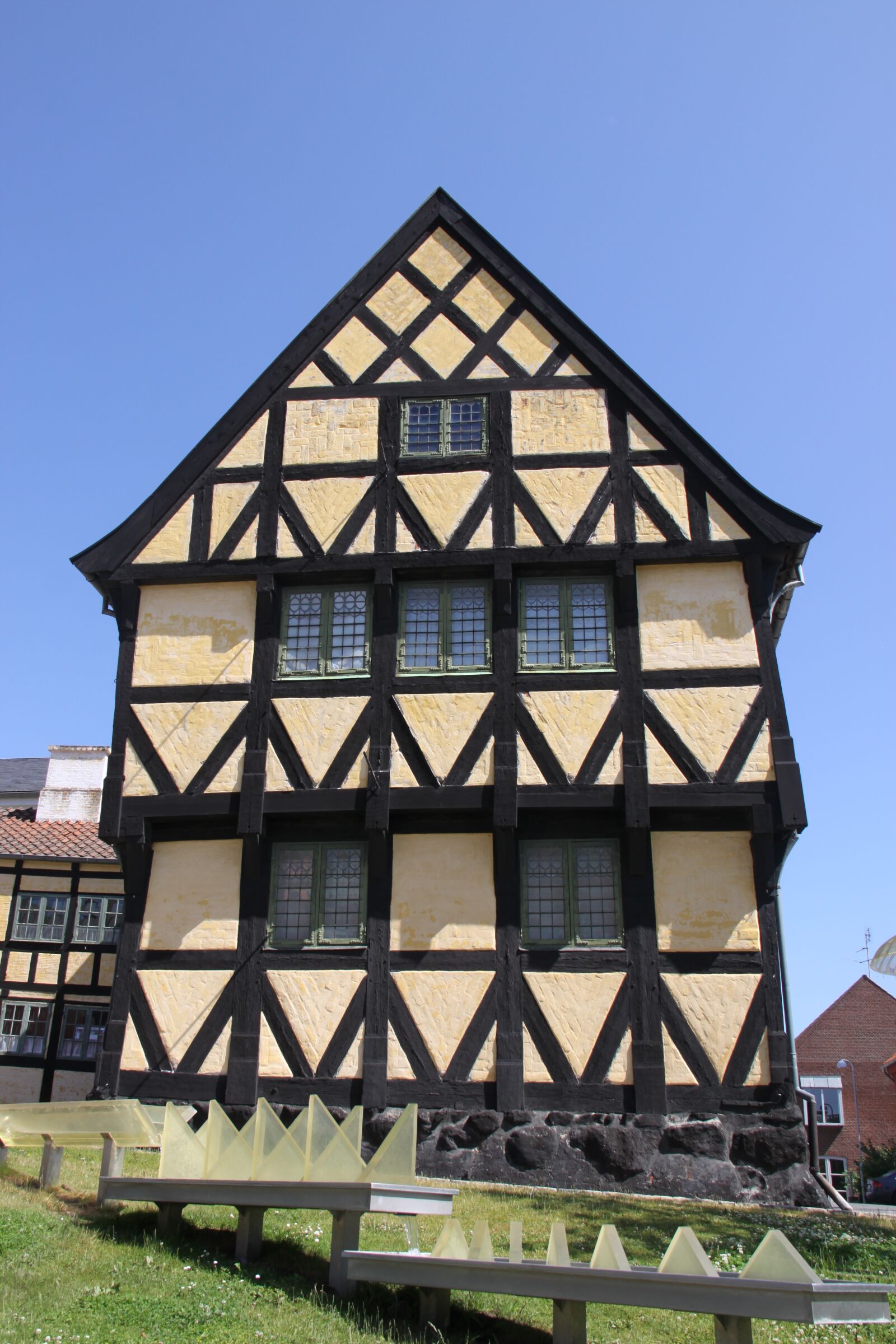 Canon EOS 50D sample photo. Gable, pediment, house photography