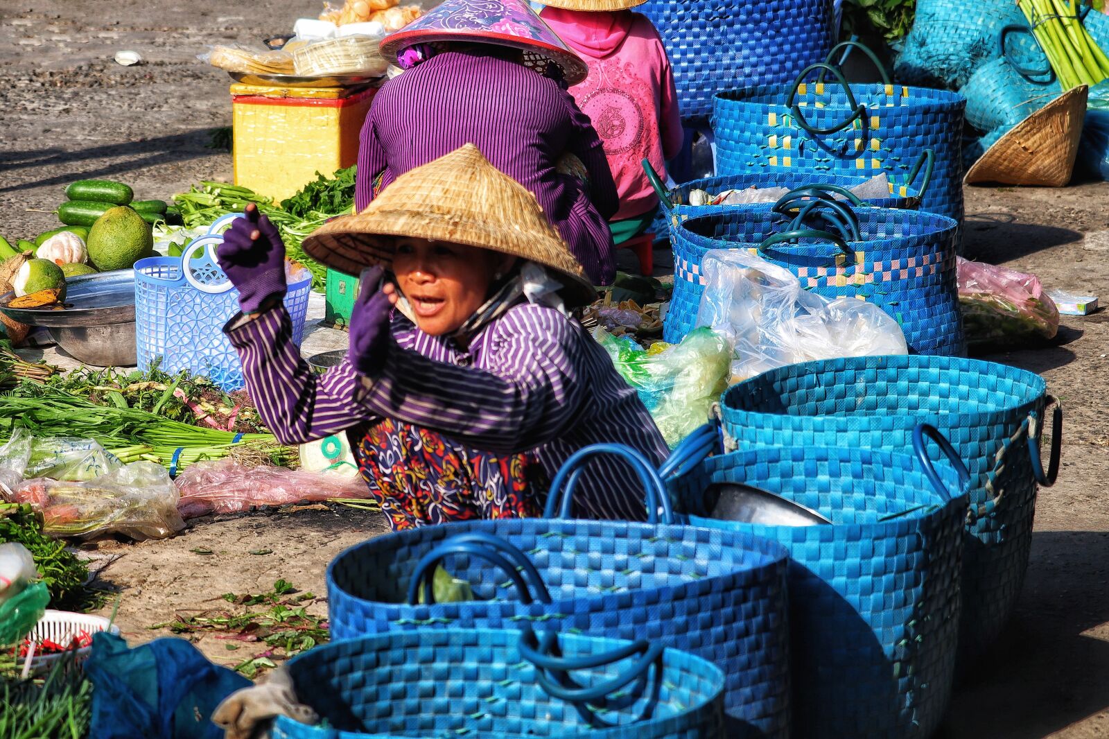 Canon EOS M50 (EOS Kiss M) sample photo. Vietnam, market, women photography