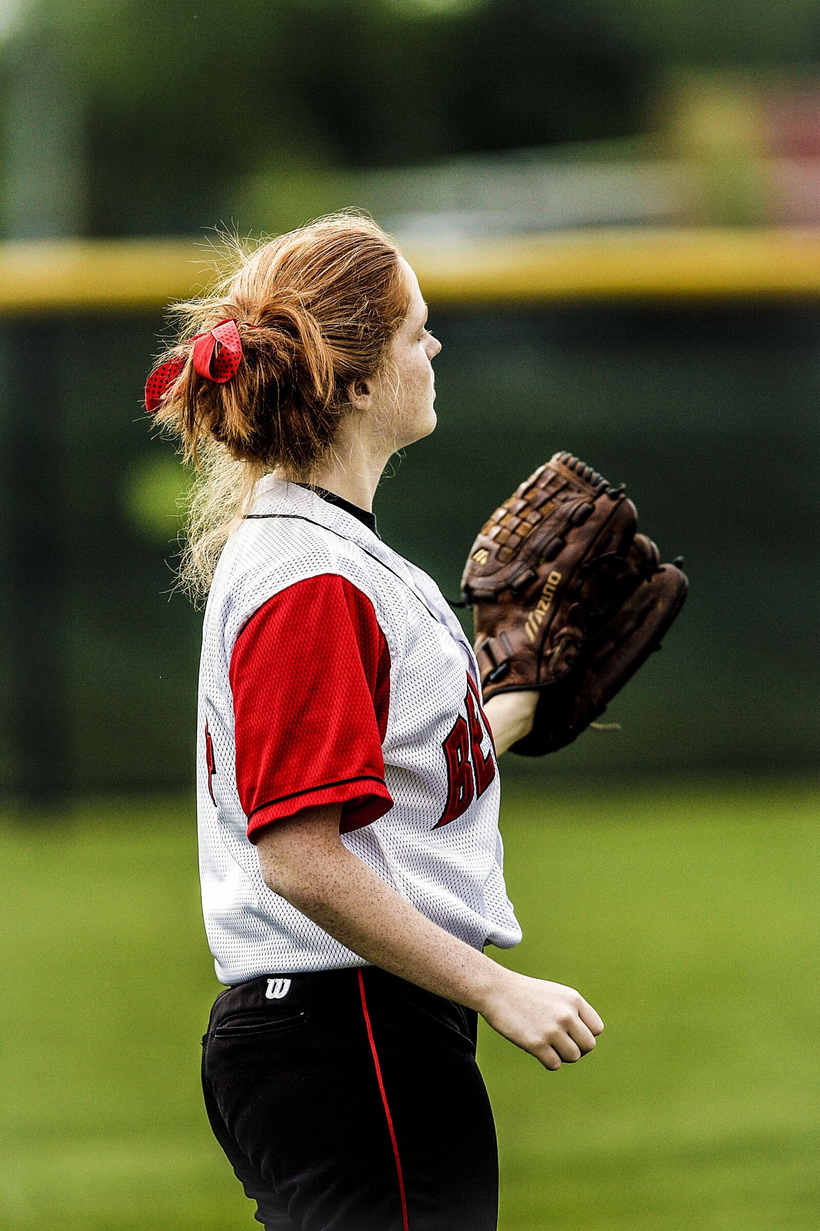 Canon EF 300mm F2.8L IS USM sample photo. Softball, player, female photography