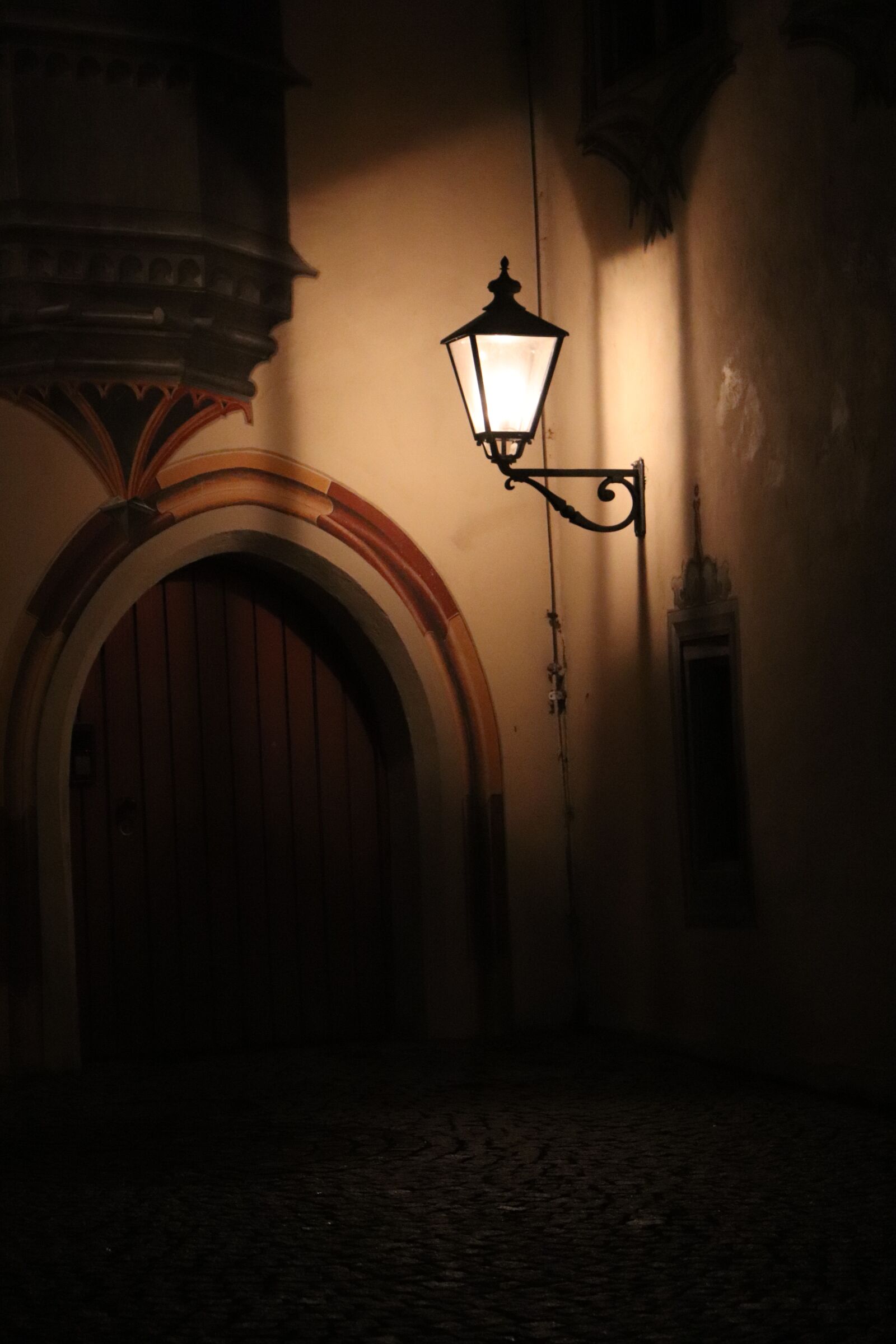 Canon EOS 800D (EOS Rebel T7i / EOS Kiss X9i) sample photo. Door, light, night photography