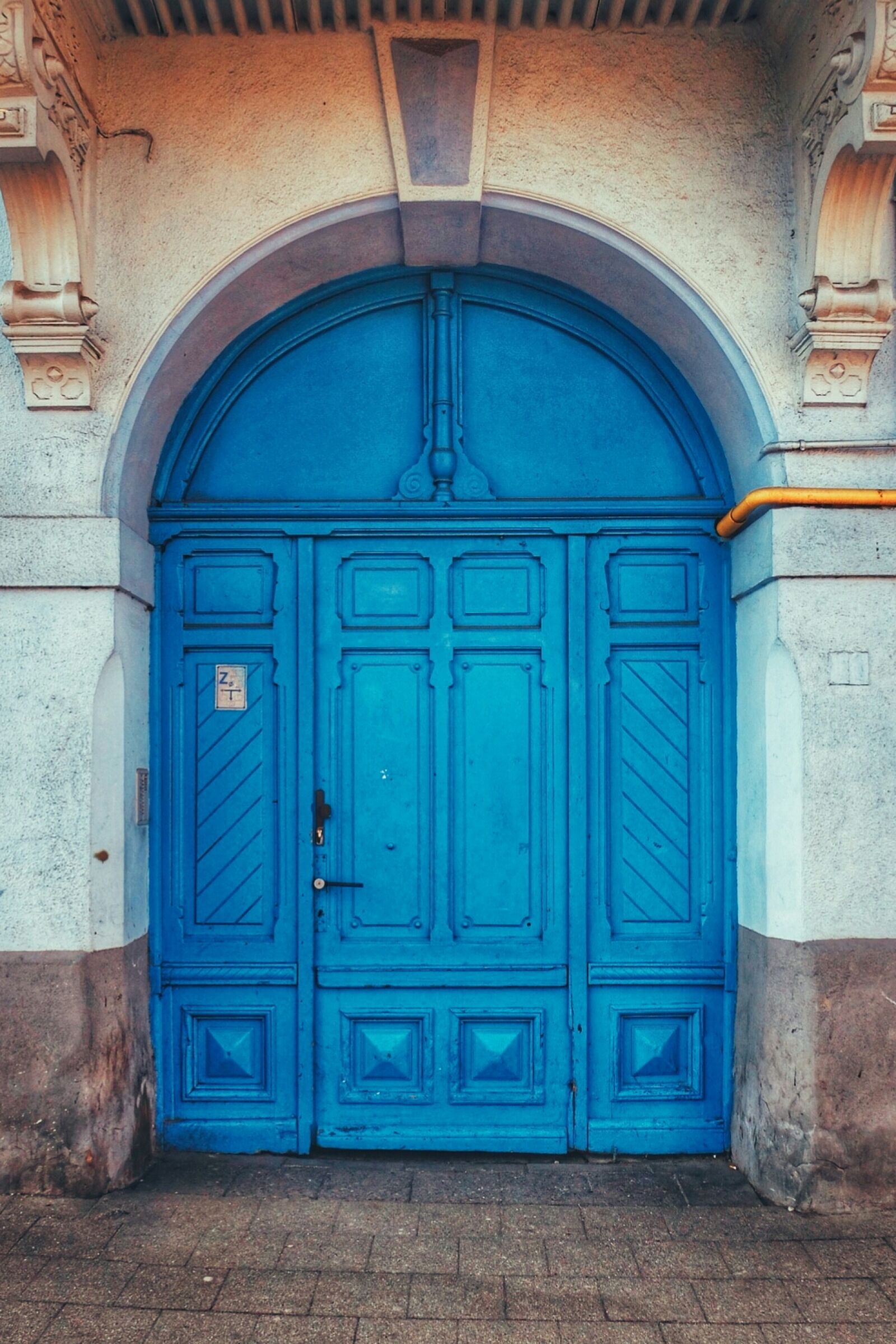 Fujifilm X30 sample photo. Blue, doors, old, wall photography
