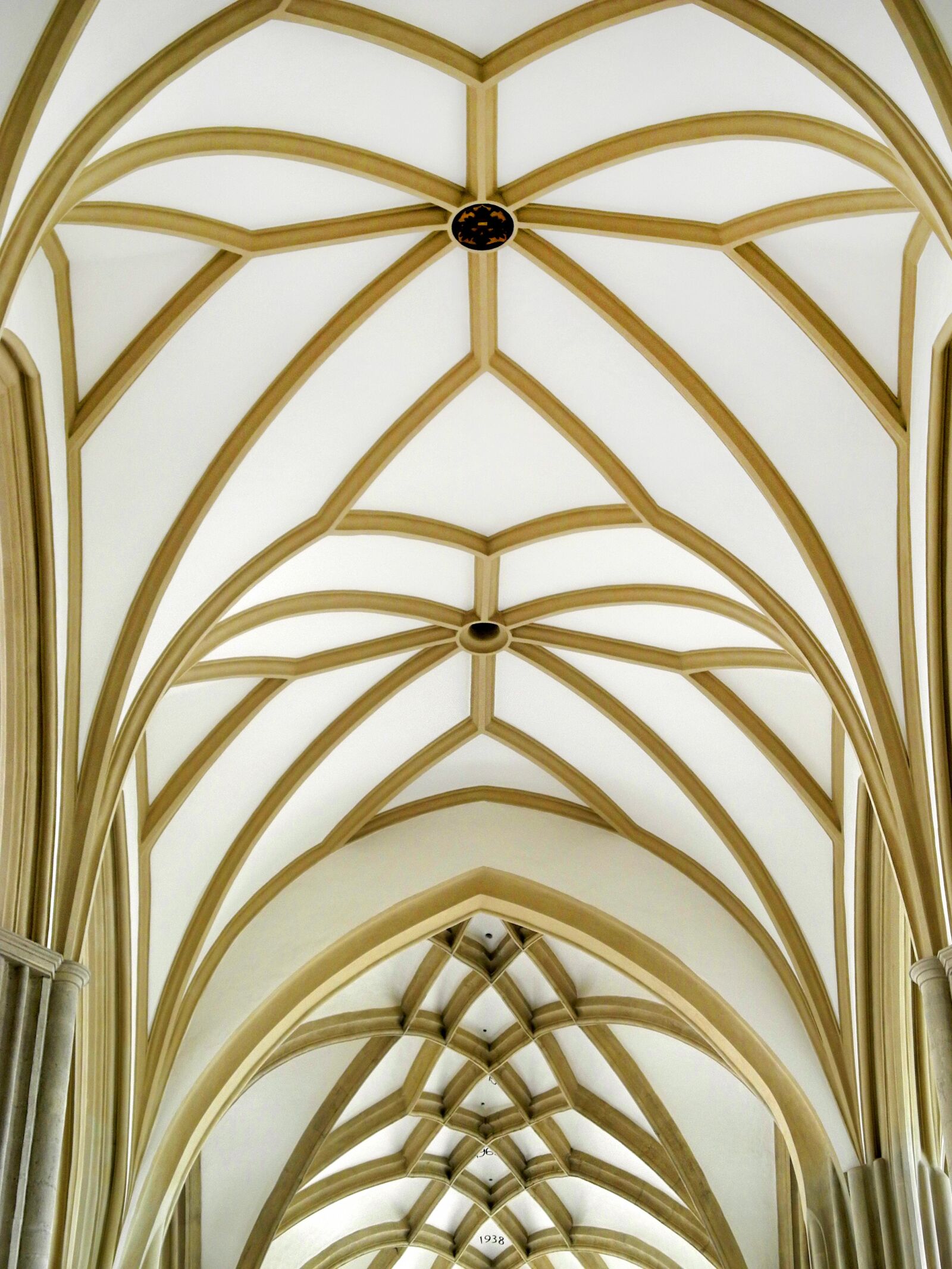 Nikon Coolpix P7000 sample photo. Cathedral, vault, gothic photography