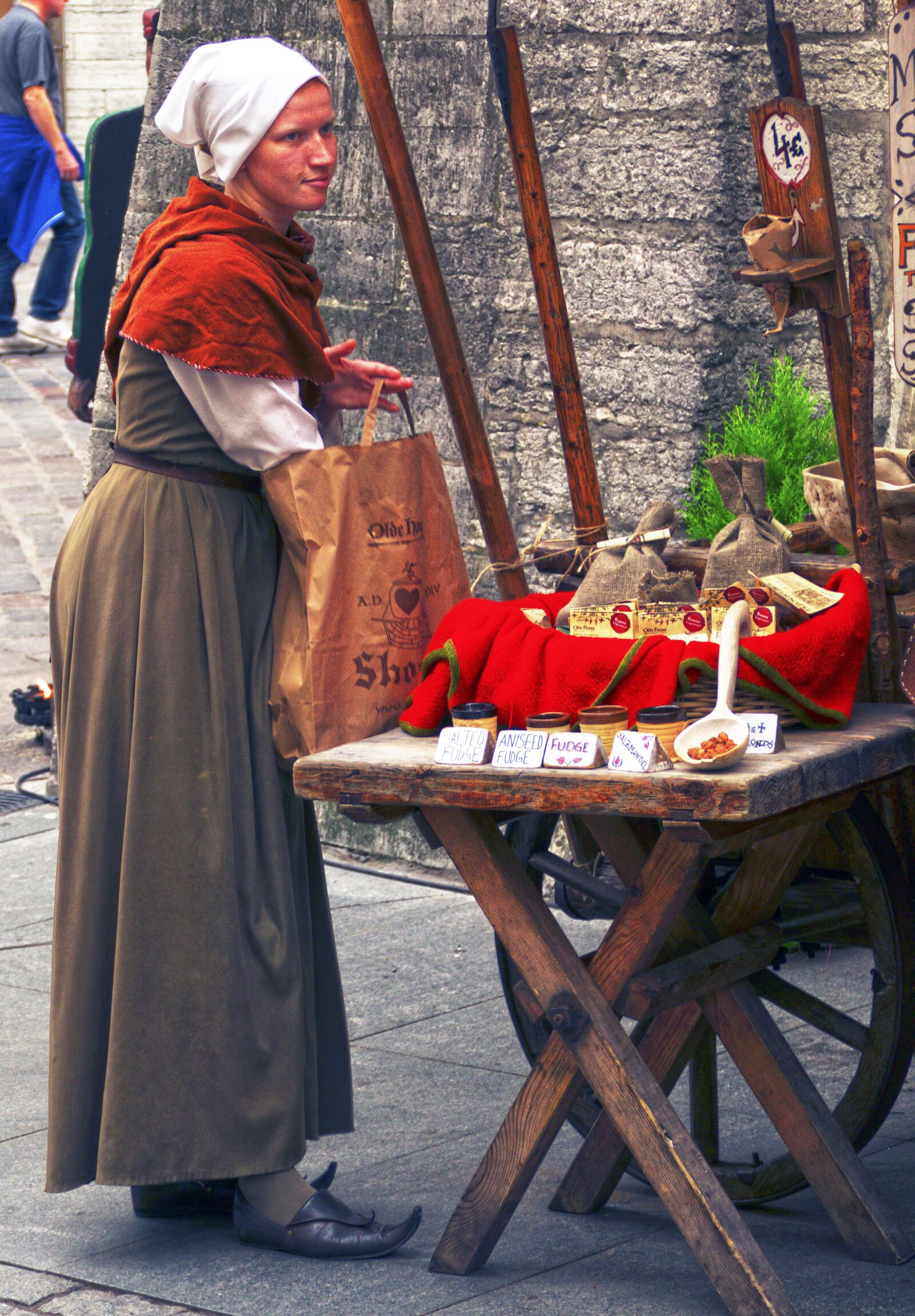 Panasonic Lumix DMC-FZ1000 sample photo. Middle ages, clothing, costume photography