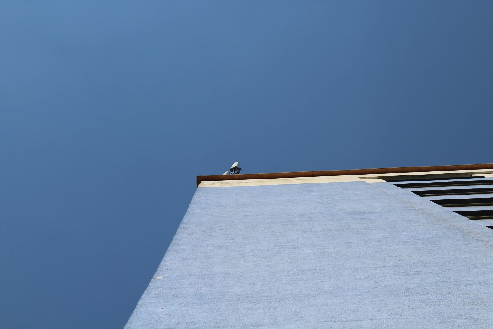 Canon EOS 1300D (EOS Rebel T6 / EOS Kiss X80) sample photo. The antenna, office, building photography