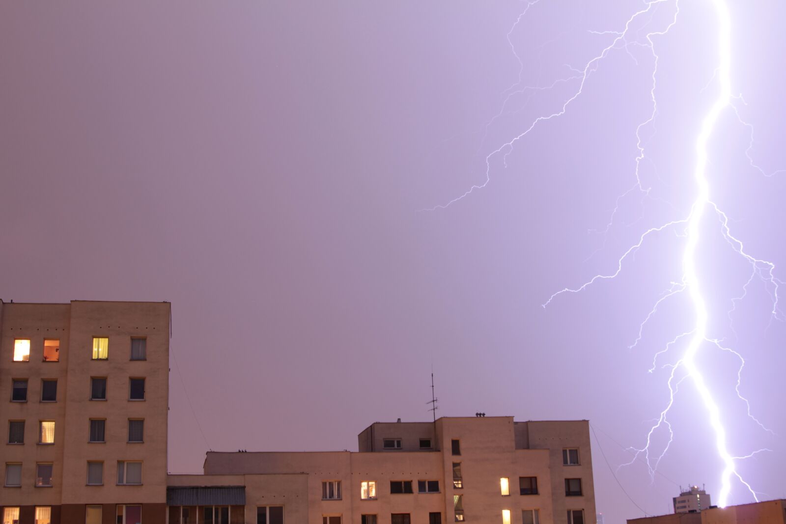 Canon EOS 550D (EOS Rebel T2i / EOS Kiss X4) sample photo. Lightning, city, night photography