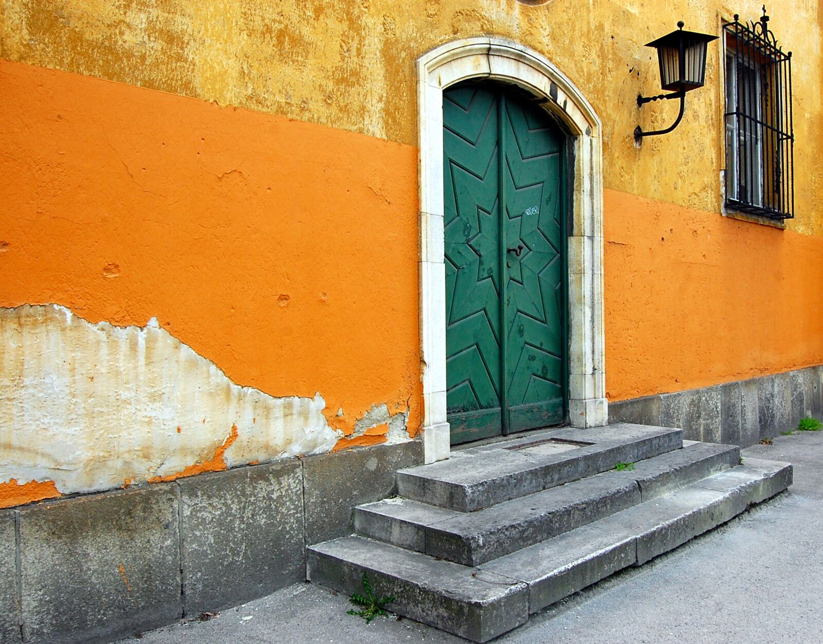 Nikon D40 sample photo. Street photo, door, window photography