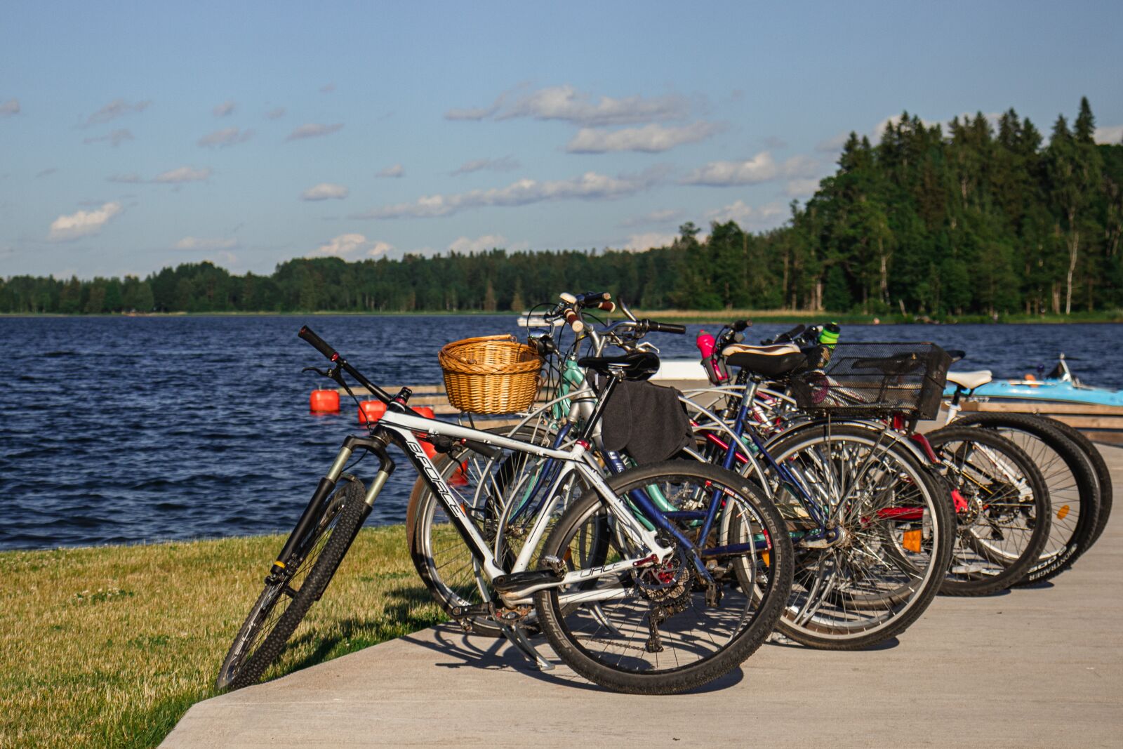 Canon EF-S 18-55mm F4-5.6 IS STM sample photo. Bicycles, lake, park photography