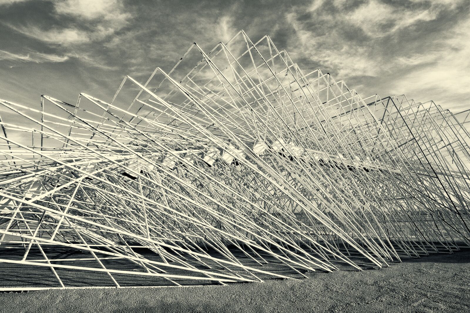 Fujifilm X-T2 + Fujifilm XF 16mm F1.4 R WR sample photo. Structure, beach, black and photography