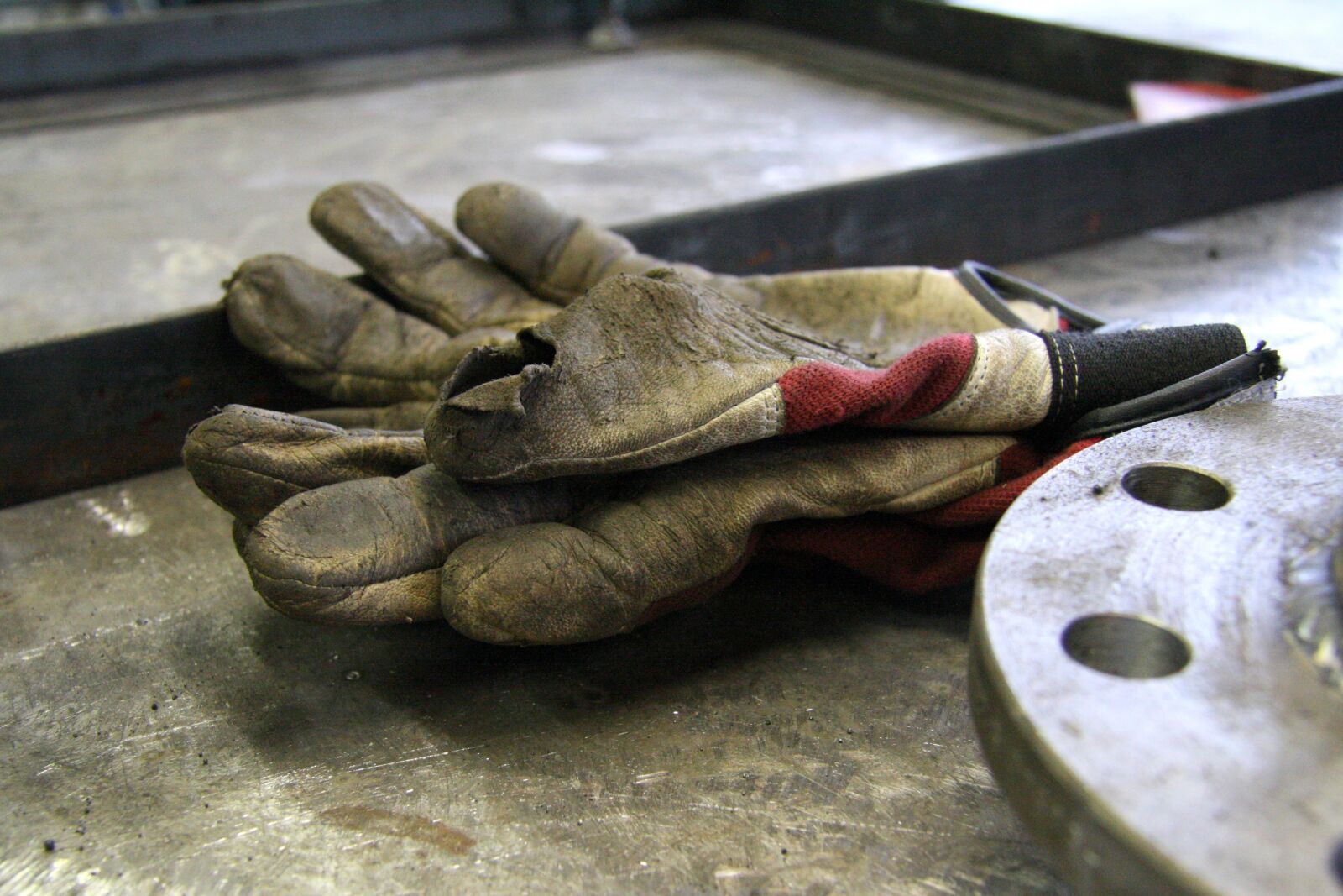Canon EOS 1000D (EOS Digital Rebel XS / EOS Kiss F) sample photo. Old, work gloves, work photography