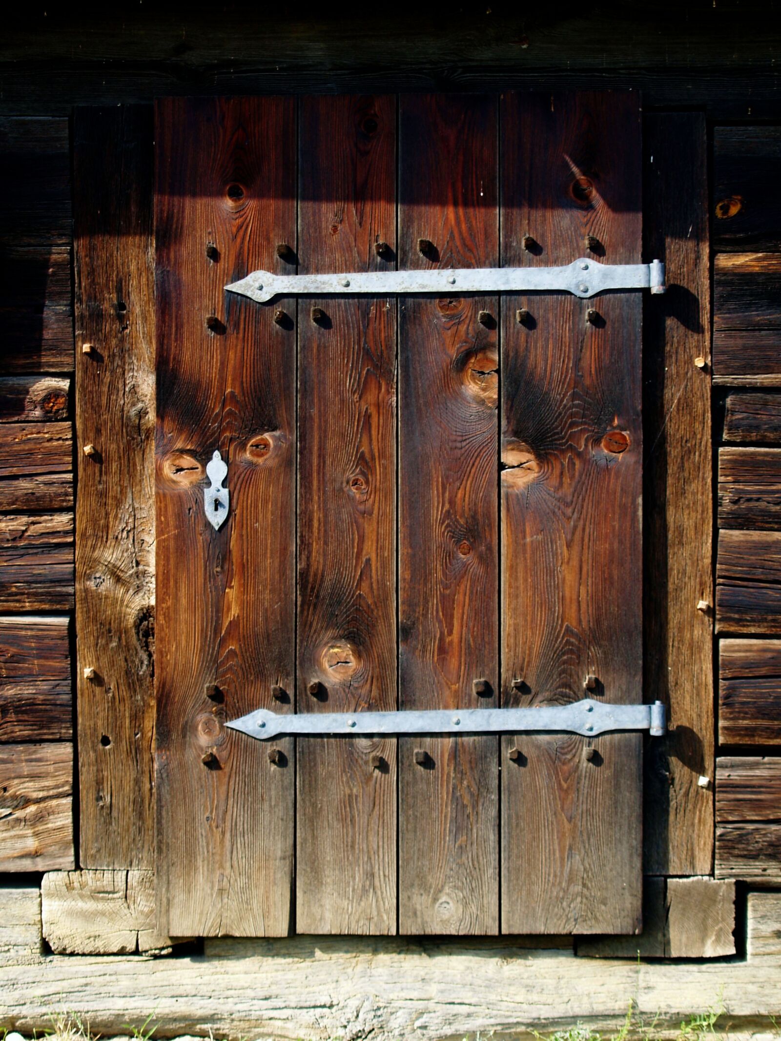 Olympus E-330 (EVOLT E-330) sample photo. Door, gate, wood photography