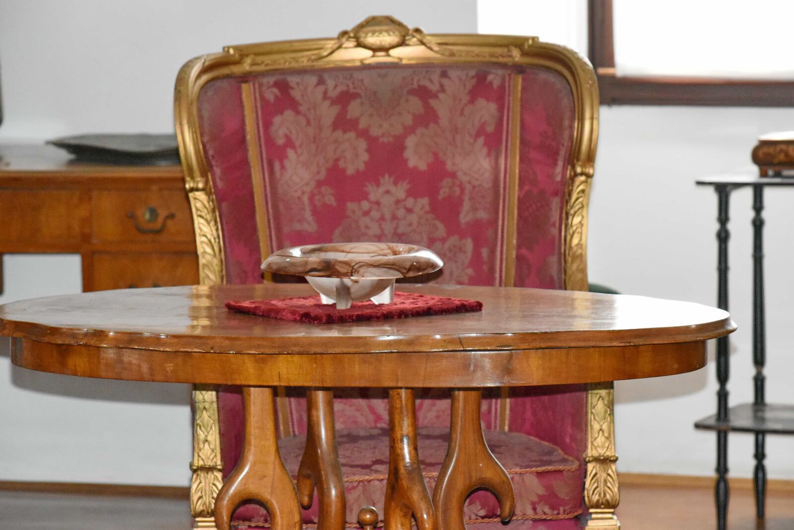 Nikon D5500 sample photo. Ashtray, baroque, chair, old photography