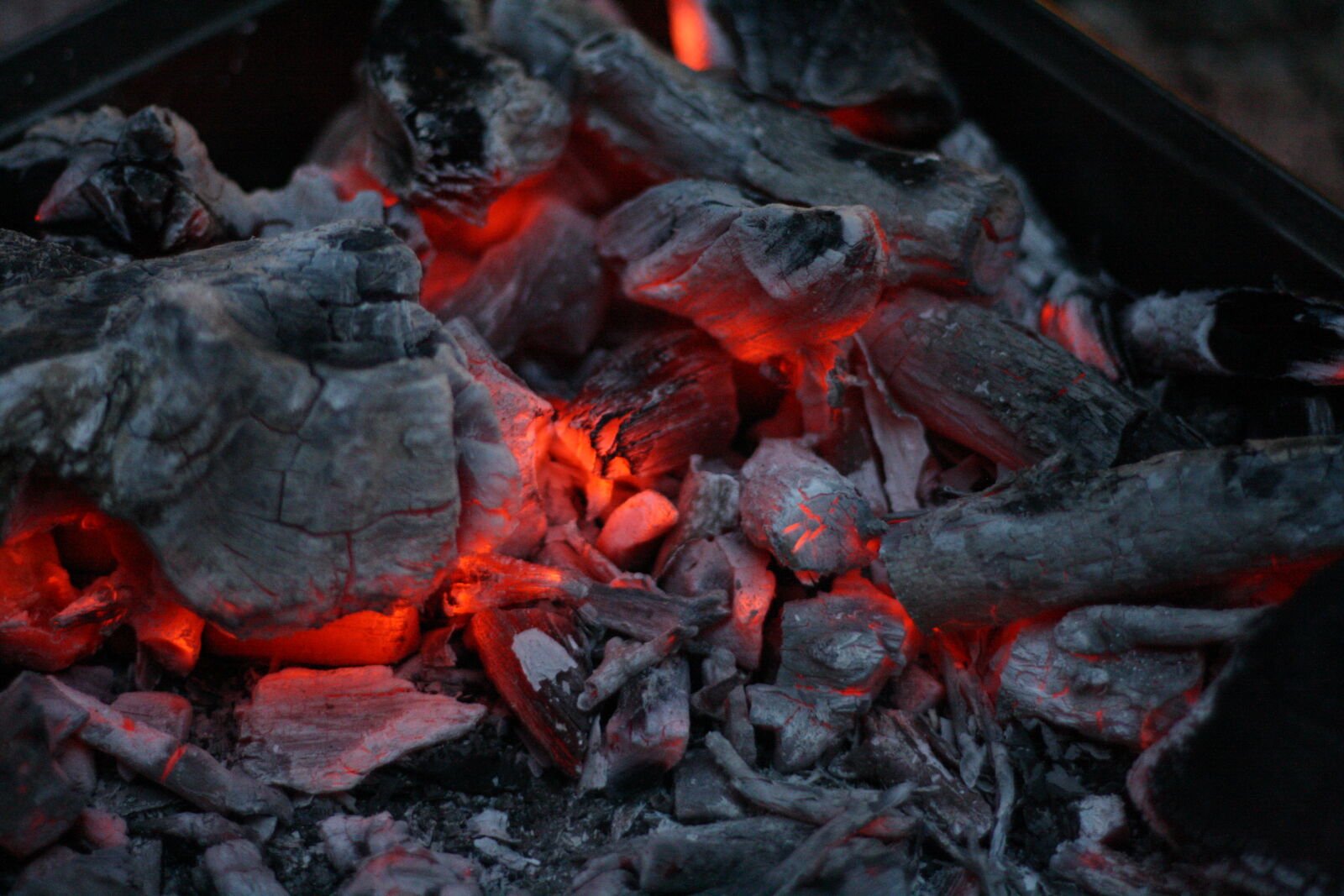 Canon EOS 1000D (EOS Digital Rebel XS / EOS Kiss F) + Canon EF 50mm F1.8 II sample photo. Coal, fire, glowing photography