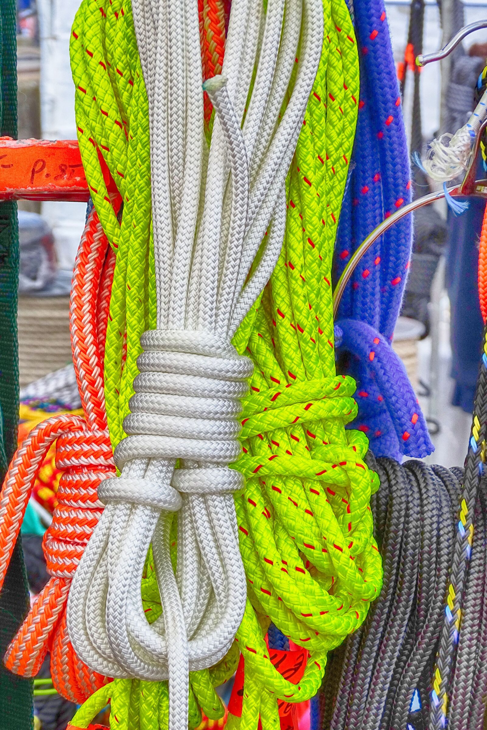 Sony Cyber-shot DSC-HX400V sample photo. Rope, color, structure photography