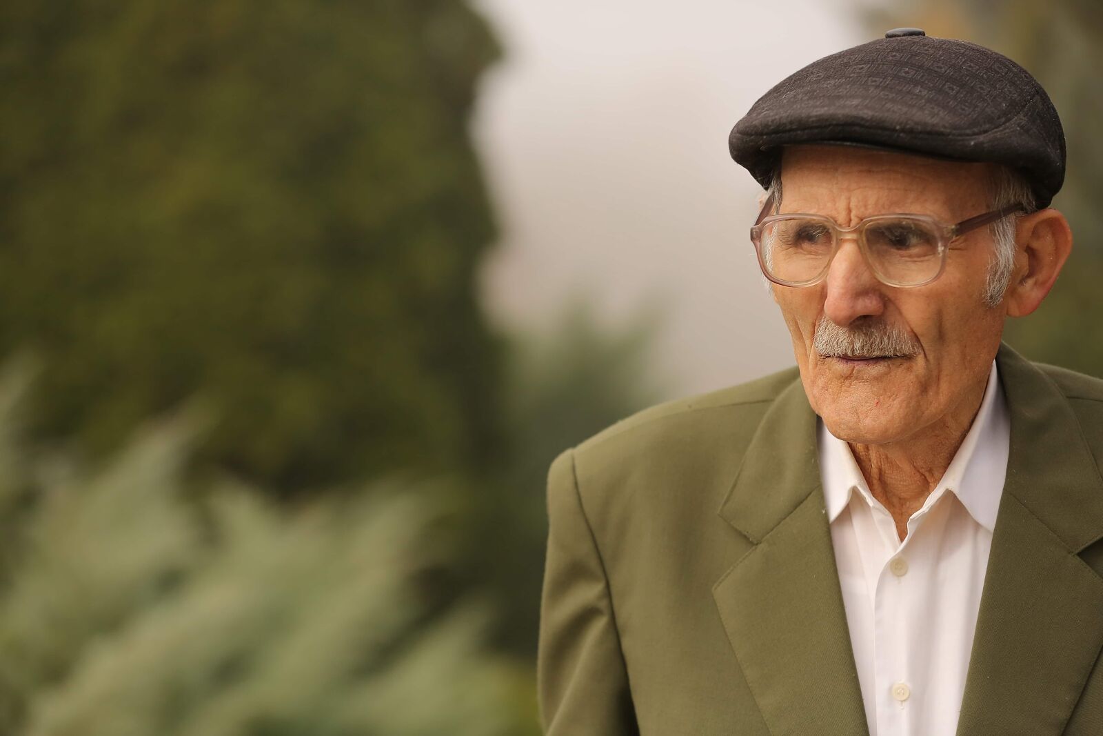 Canon EOS 5D Mark III sample photo. Old man, elderly, eyeglasses photography