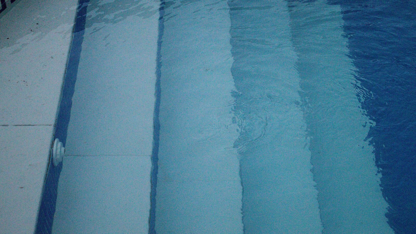 Canon EOS 4000D (EOS Rebel T100 / EOS 3000D) sample photo. Ladder, pool, swimming photography