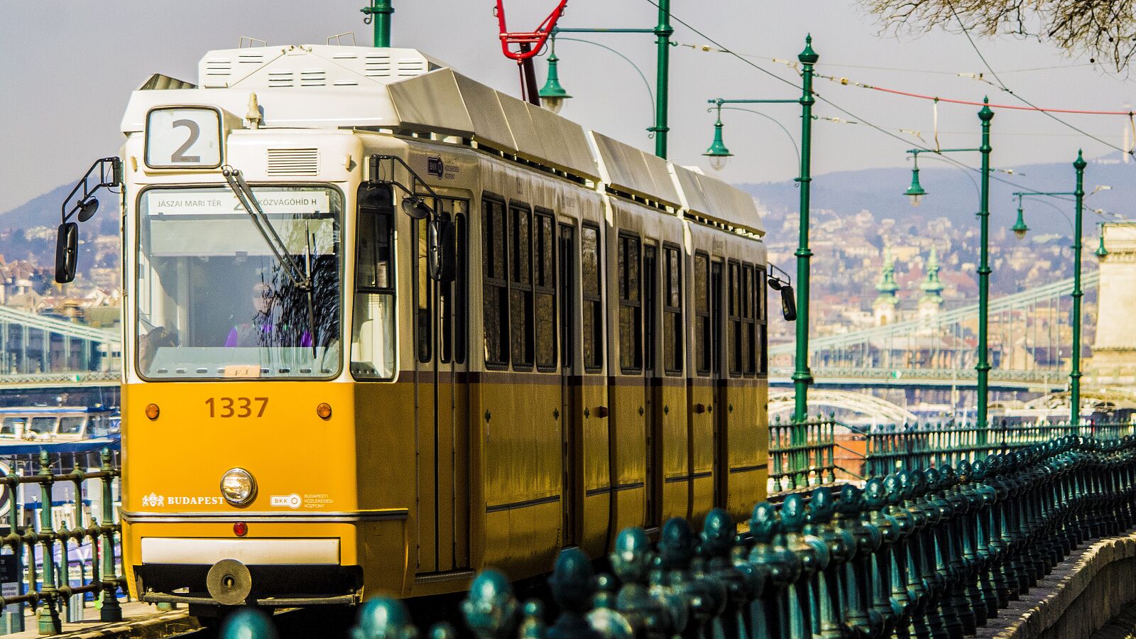 Samsung NX5 sample photo. Budapest, tram, city photography