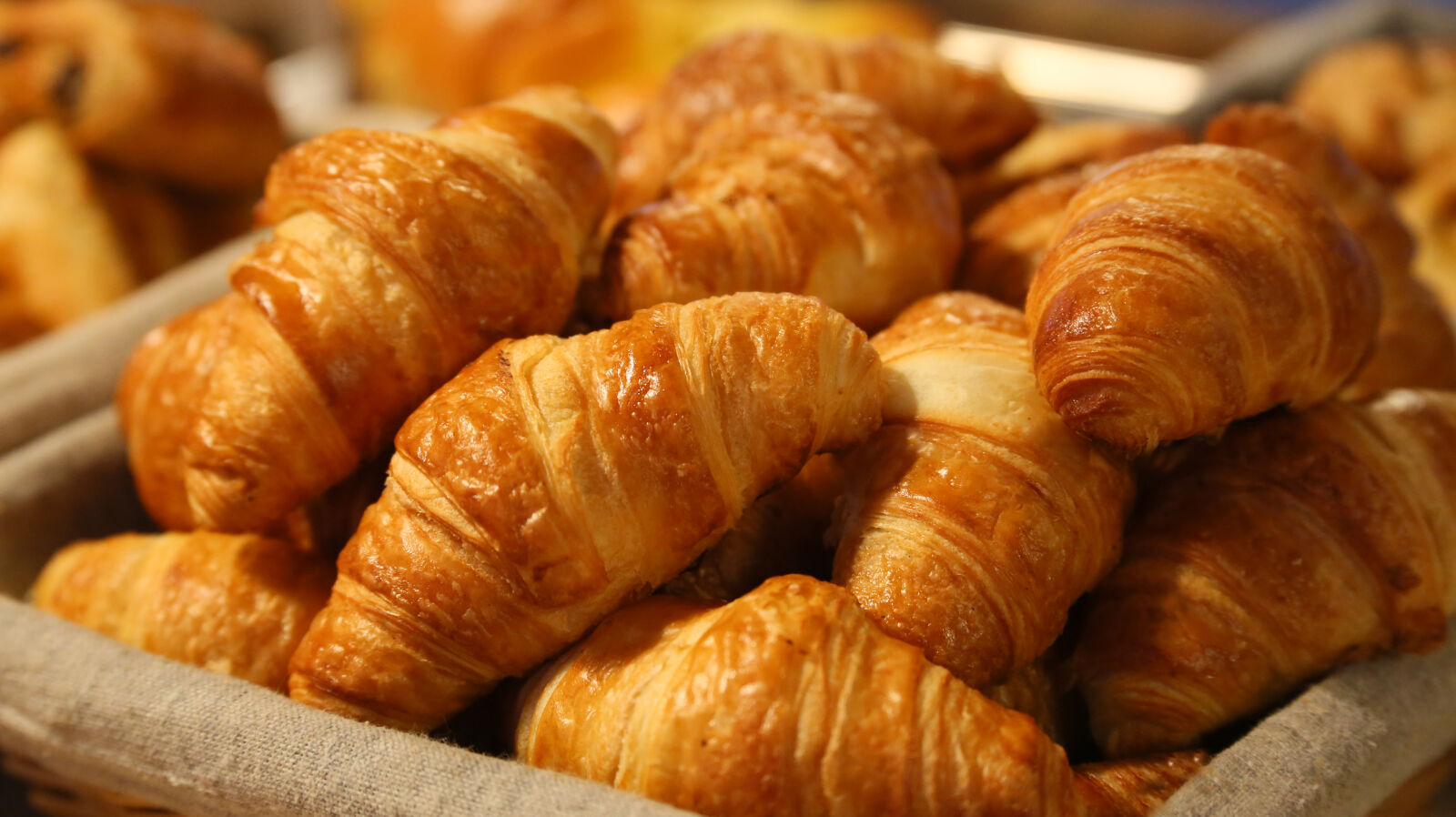 Canon EOS 6D + Canon EF 28-135mm F3.5-5.6 IS USM sample photo. Breakfast, croissant photography