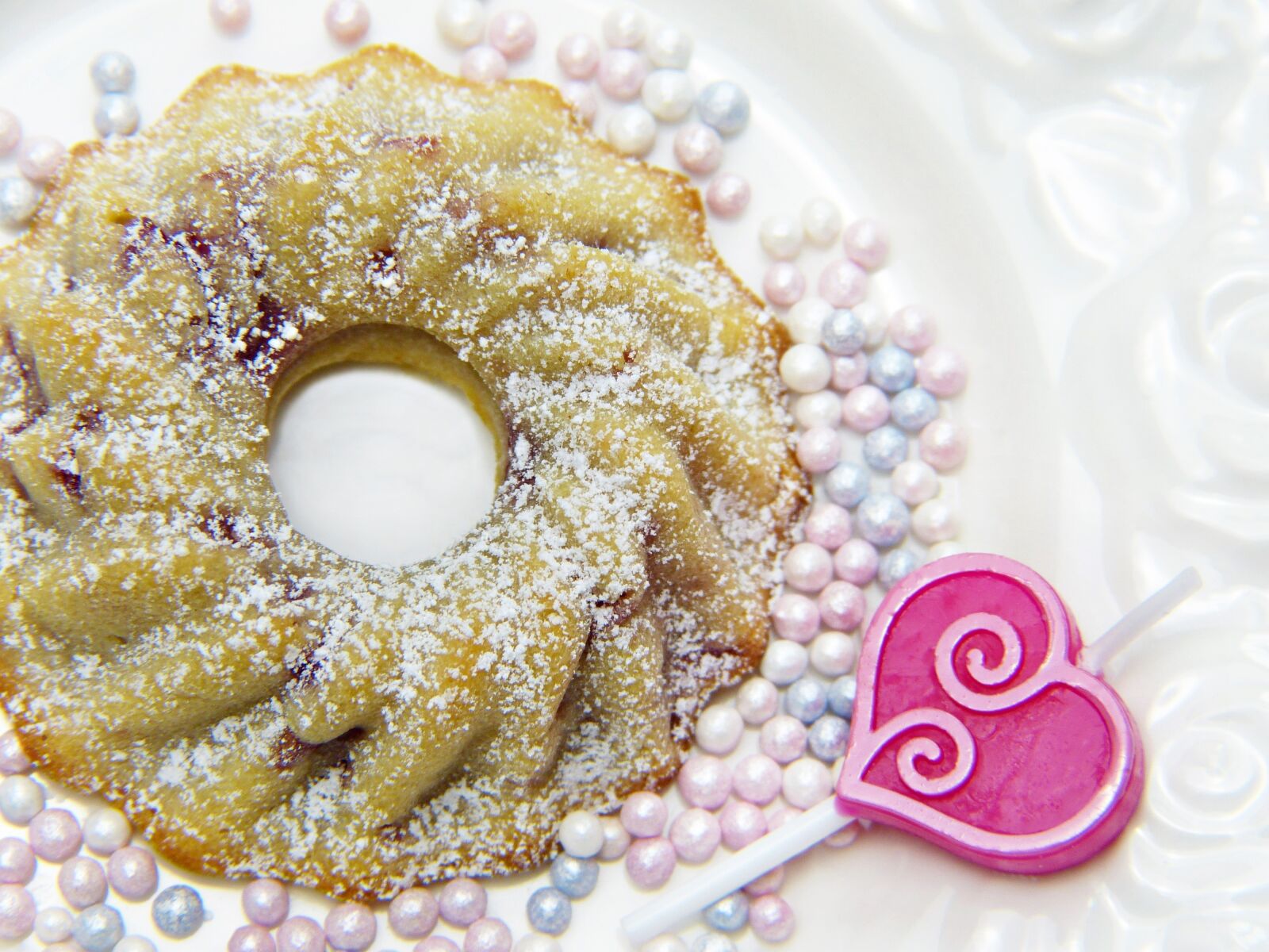 Panasonic Lumix DMC-FZ150 sample photo. Cake, guglhupf, heart photography