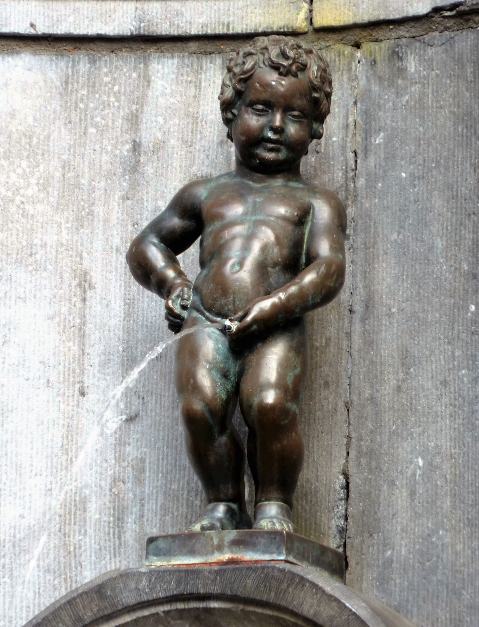 Panasonic Lumix DMC-ZS5 (Lumix DMC-TZ8) sample photo. Brussels, manneken pis, statue photography