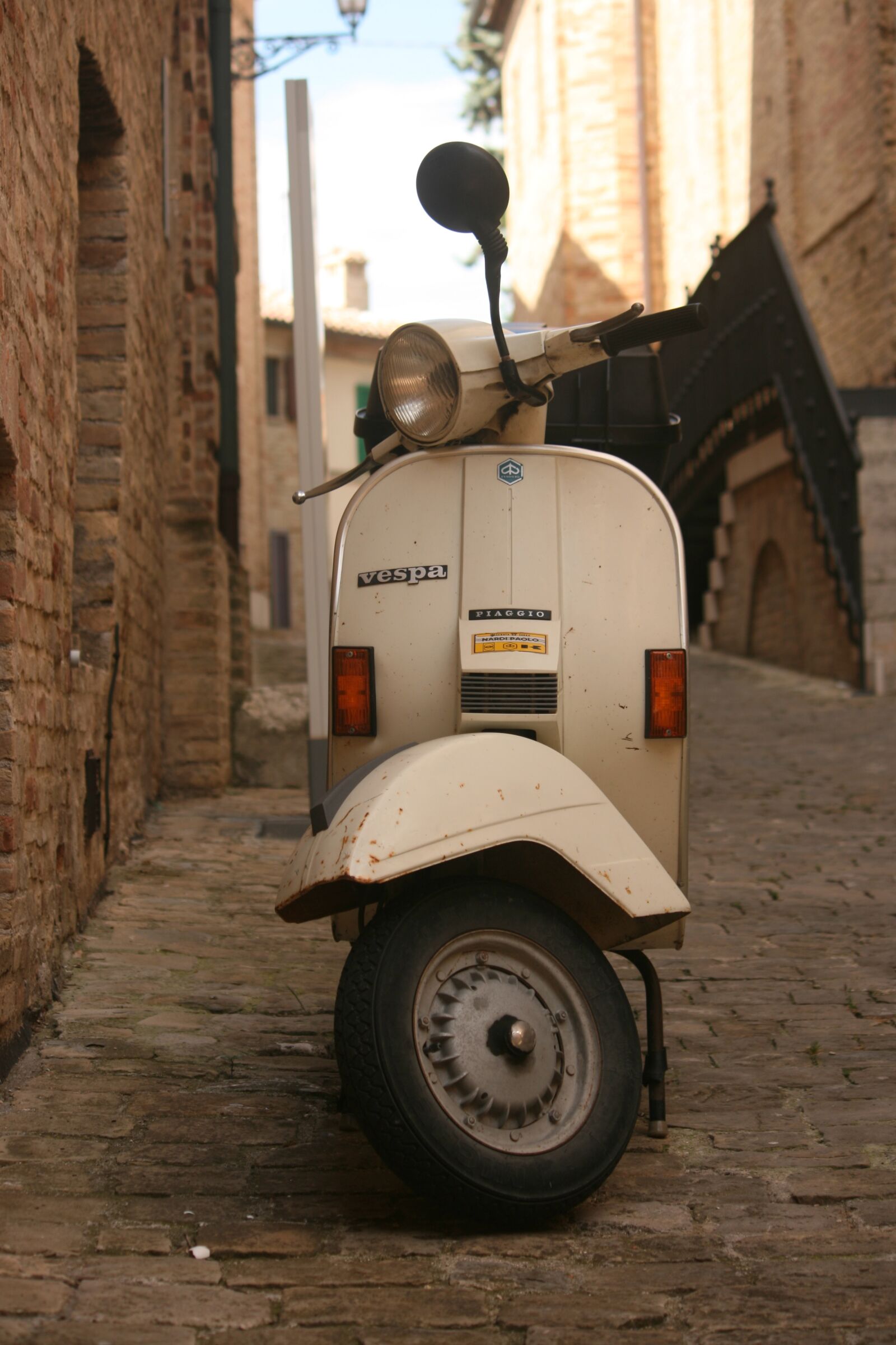 Canon EOS 400D (EOS Digital Rebel XTi / EOS Kiss Digital X) sample photo. Wasp, vintage, piaggio photography