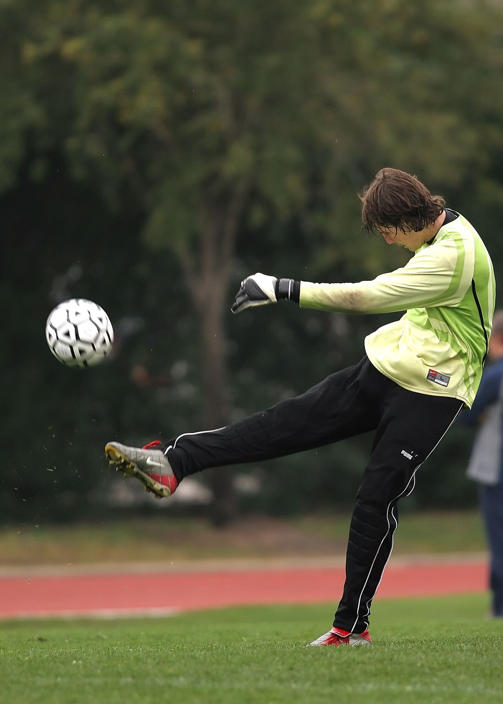 Canon EOS 20D sample photo. Soccer, kick, football photography