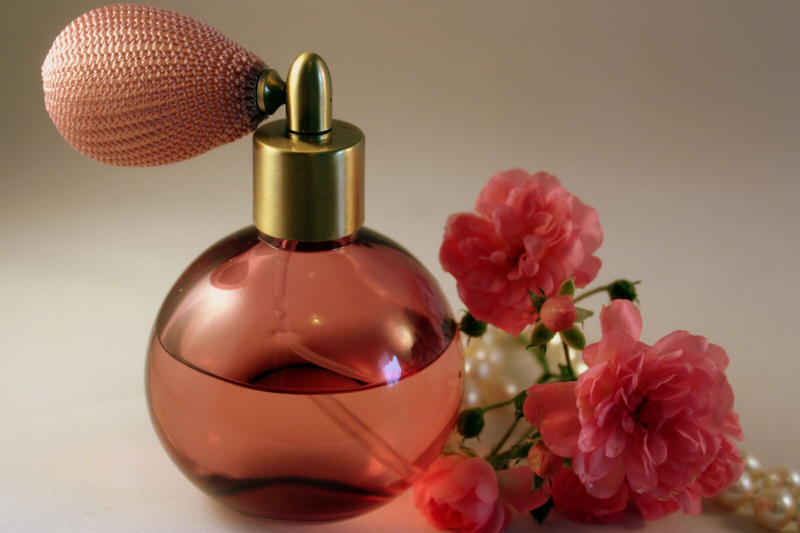 Canon EOS 1300D (EOS Rebel T6 / EOS Kiss X80) sample photo. Perfume, fragrance, rose photography